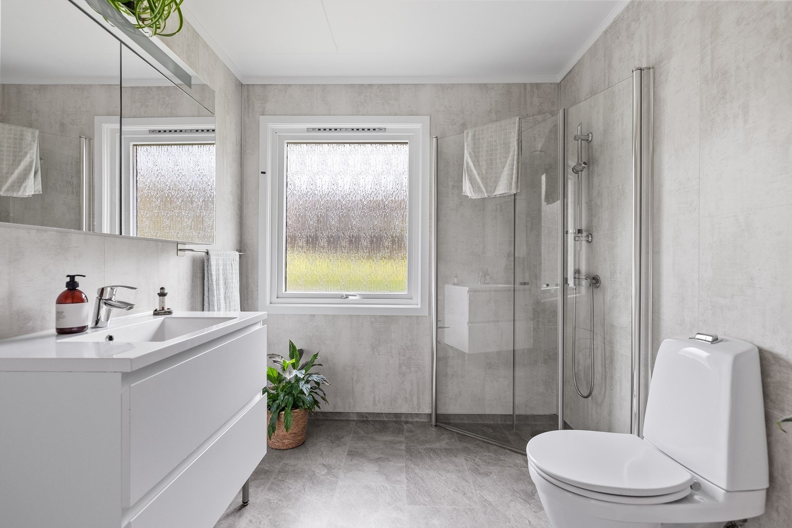 Badet i 2. etasje ble pusset opp i 2011 med nye baderomsplater, nytt gulvbelegg, nytt toalett og ny innredning, og ble senere oppgradert på nytt etter skade i 2018. Badet fremstår som funksjonelt og velholdt med et lyst og praktisk uttrykk. Galleribilde