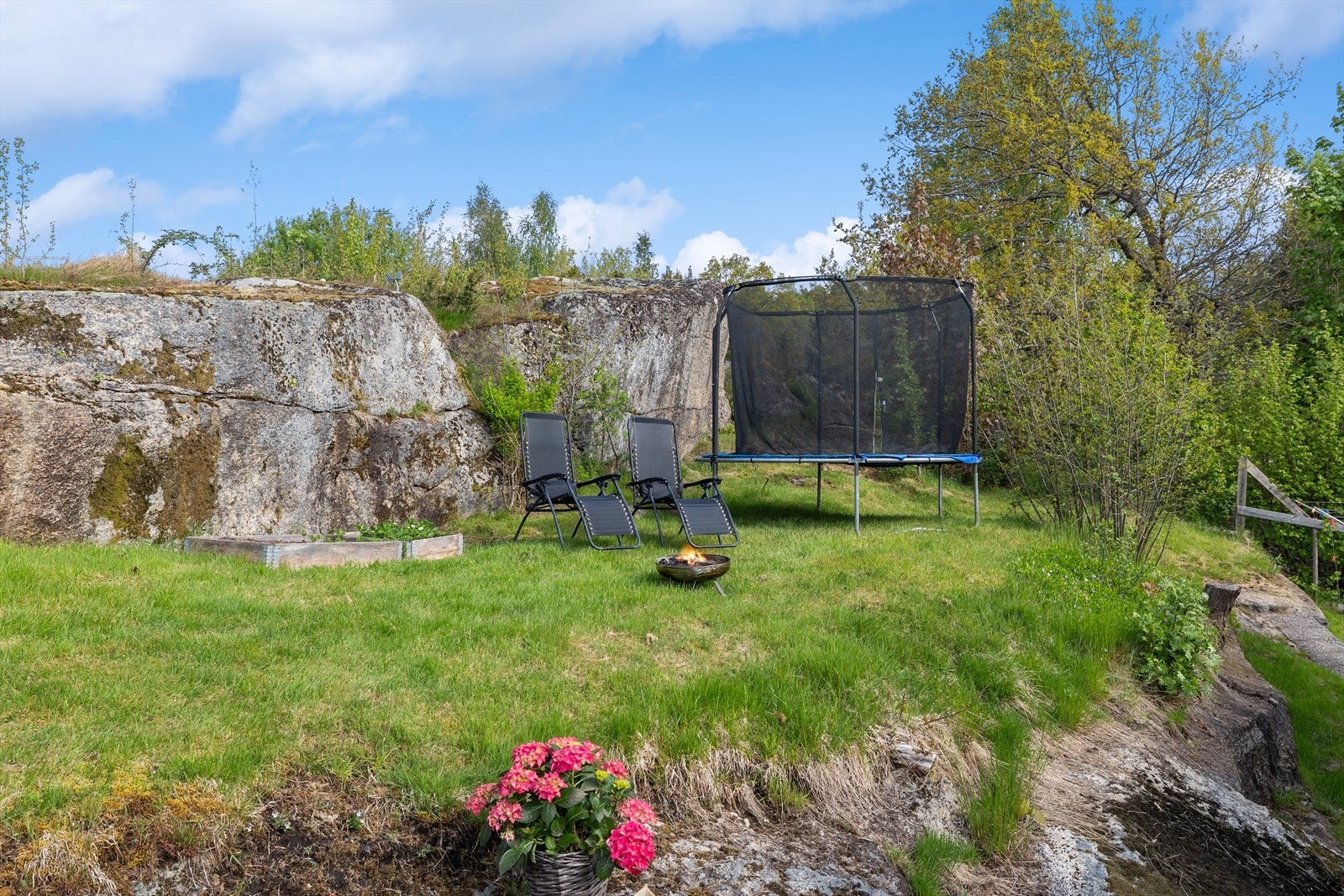 Den velstelte gressplenen gir rikelig med plass til lek, trampoline, ballspill og andre uteaktiviteter for både store og små. Galleribilde