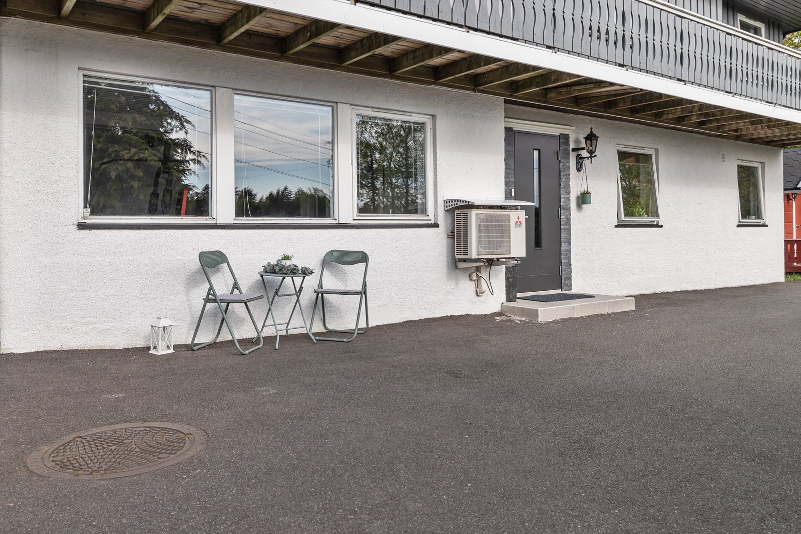 Tomten fremstår som innbydende og gjennomført med asfaltert gårdsplass som gir et ryddig og velholdt førsteinntrykk ved ankomst. Videre er uteområdet beplantet med dekorative busker og grøntarealer som skaper en lun og hyggelig atmosfære rundt boligen. Galleribilde
