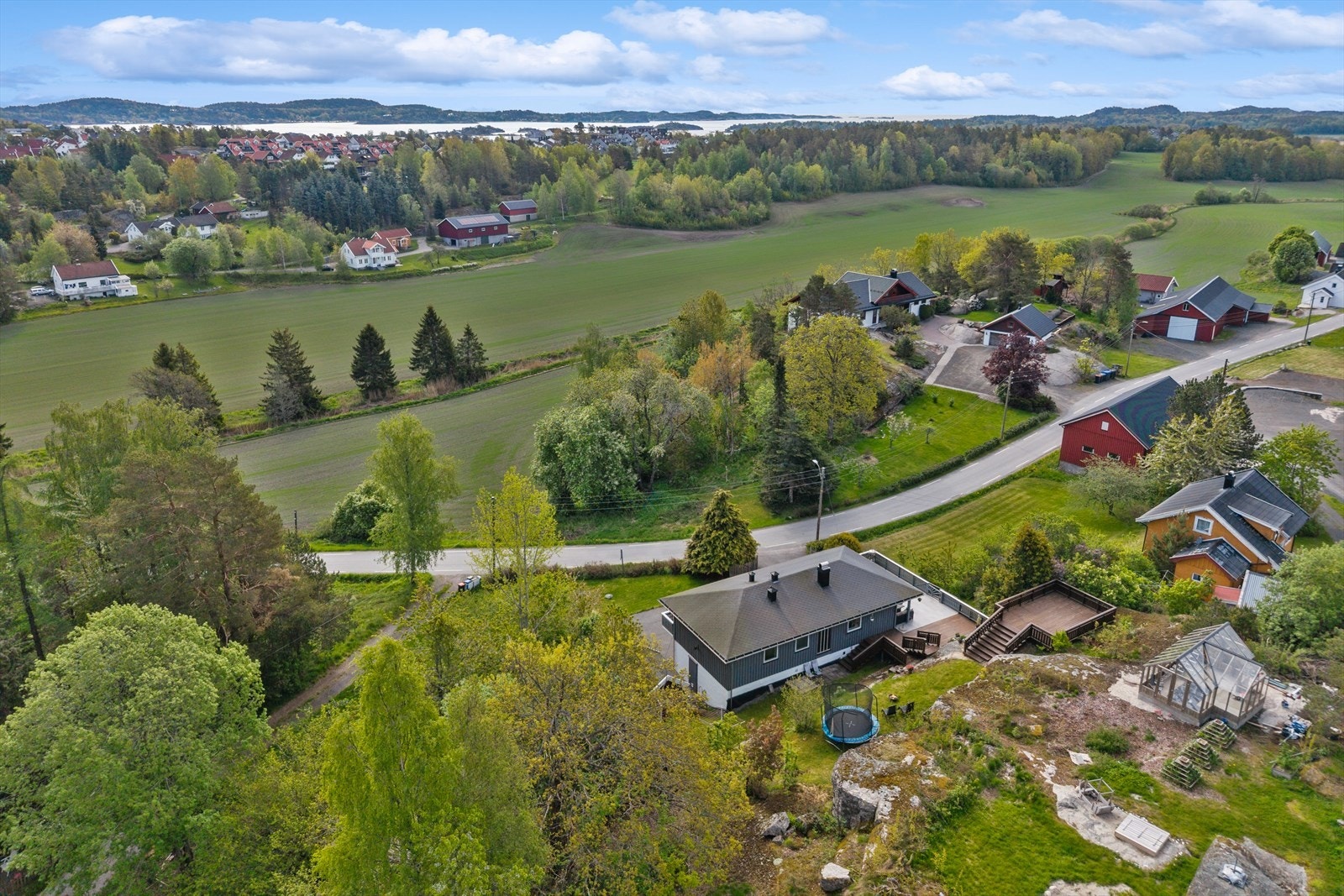 På varme sommerdager er det kort vei til Granholmen badestrand - et populært og livlig samlingssted hvor man kan nyte sol, badeliv og fine sommerdager ved sjøen. I tillegg er det sykkelavstand til flere av Sandefjords vakreste utfartssteder. Galleribilde