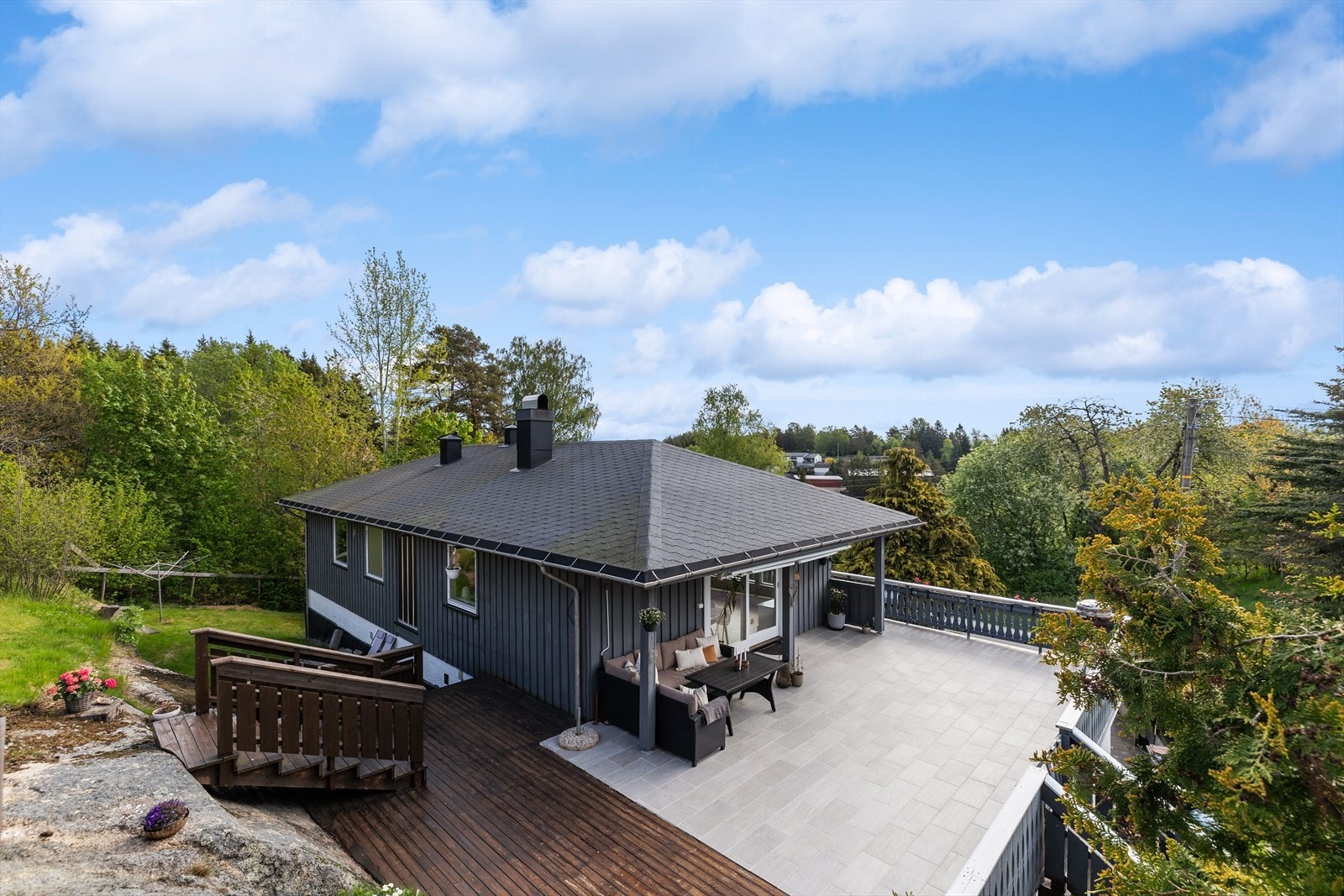 Fra terrassen leder trapp opp til en solrik terrasseplatting på 24 kvm, som gir et ekstra uteområde med herlige solforhold og fine muligheter for å trekke seg tilbake og nyte rolige stunder i solen. Galleribilde
