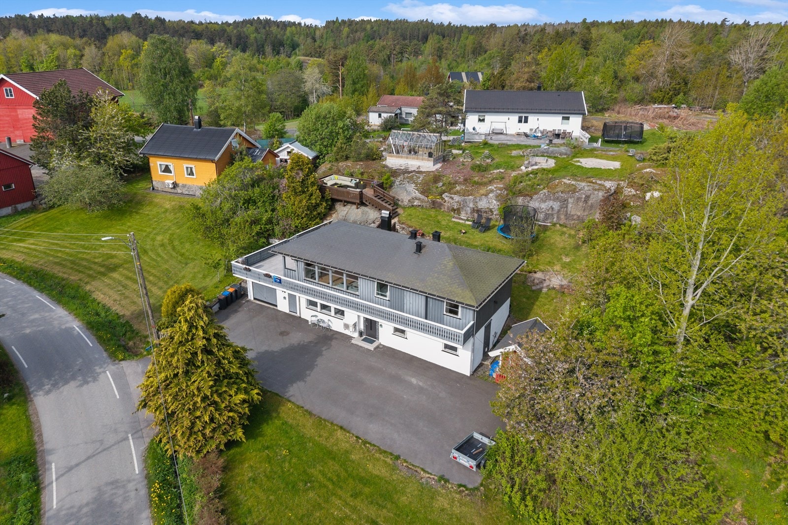 Eiendommen har en meget attraktiv og solrik beliggenhet på Store Bergan, i et etablert og rolig boligområde med landlige omgivelser, lite trafikk og kort vei til alt man trenger i hverdagen. Galleribilde
