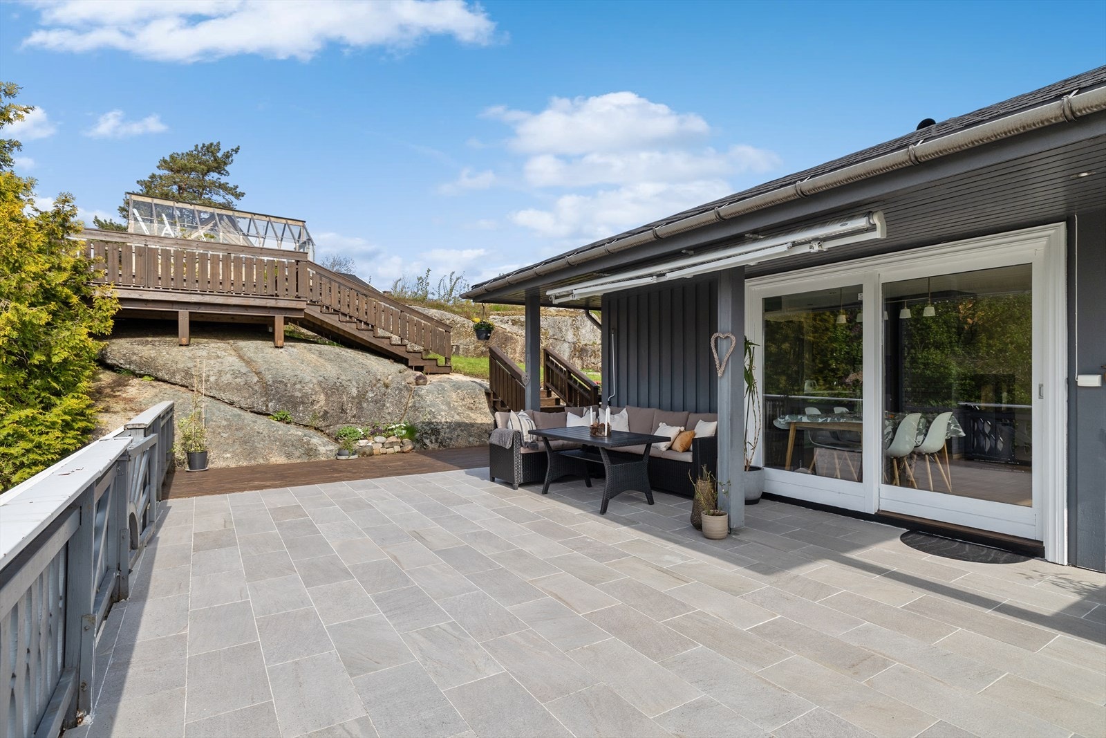 Fra stuen er det direkte utgang til en imponerende terrasse på hele 77 kvm som fungerer som en naturlig forlengelse av boligen i sommerhalvåret. Galleribilde