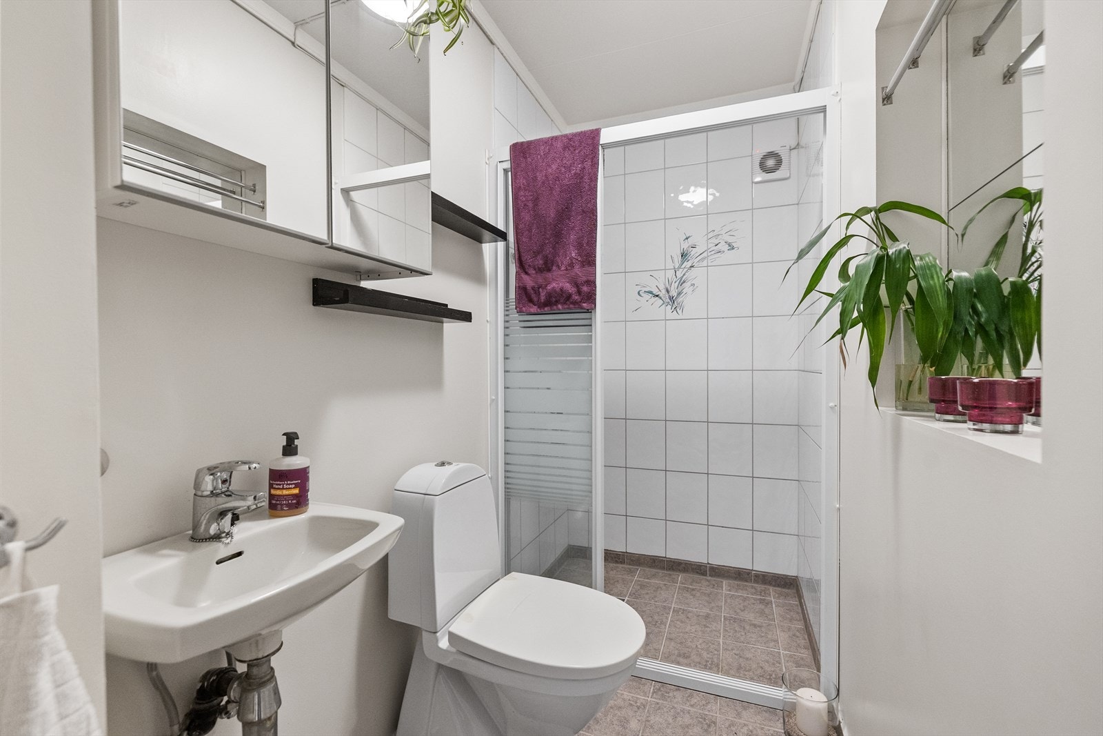 Badet i første etasje har elektriske varmekabler i gulvet, dusjnisje med glassvegg og mekanisk ventilasjon. Galleribilde