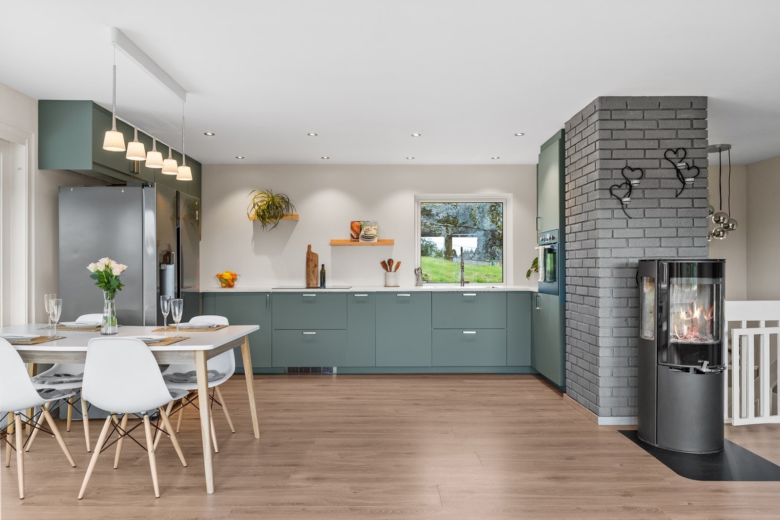 Kjøkkenet er flyttet og elegant integrert med stuen, noe som har gitt et moderne allrom med en naturlig og sosial flyt mellom matlaging, spiseplass og oppholdsdel. Galleribilde