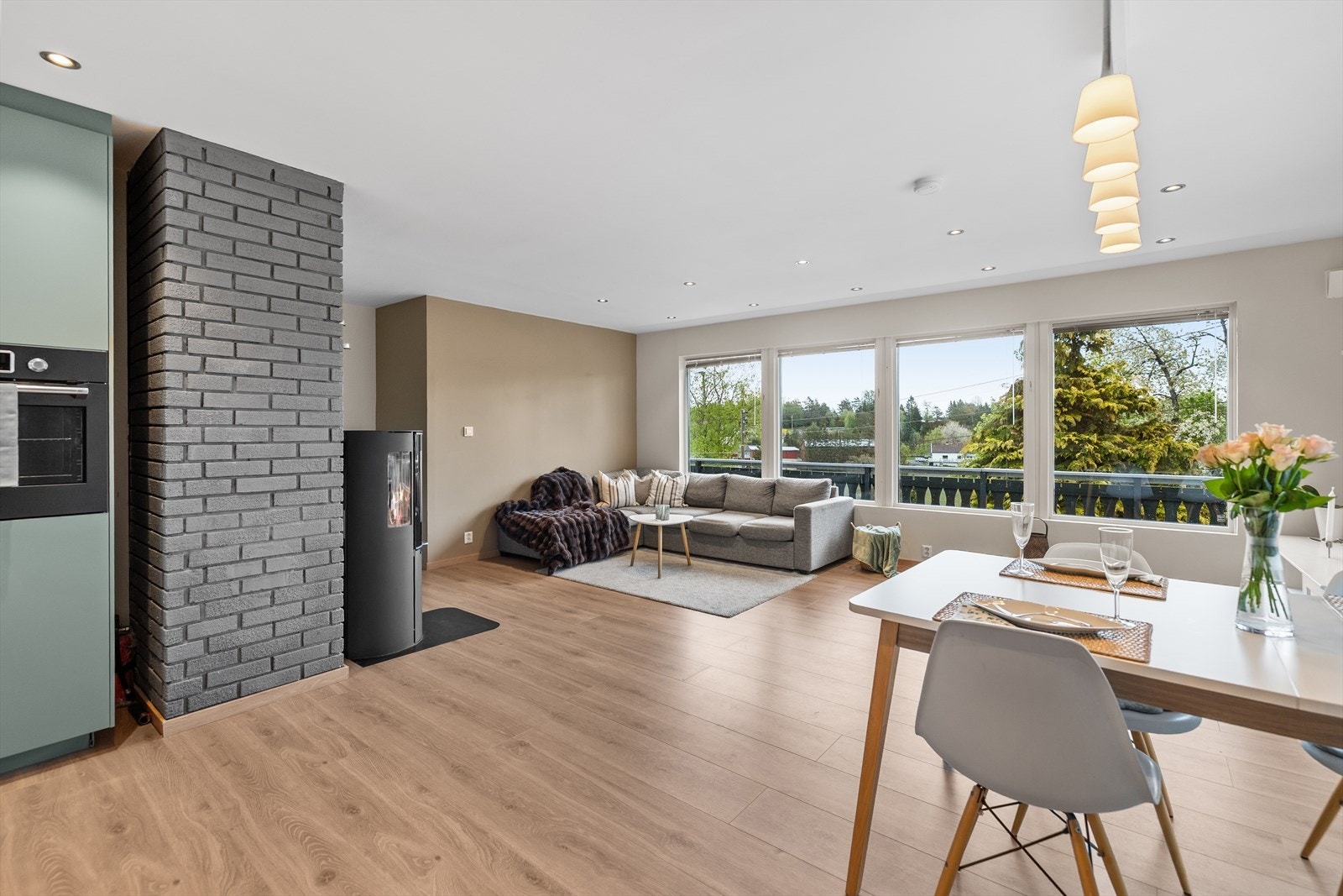 De omfattende oppgraderingene med nye gipsplater, slette overflater og moderne laminatgulv understreker det helhetlige uttrykket og gir boligen et elegant og moderne preg med gjennomgående gode kvaliteter. Galleribilde