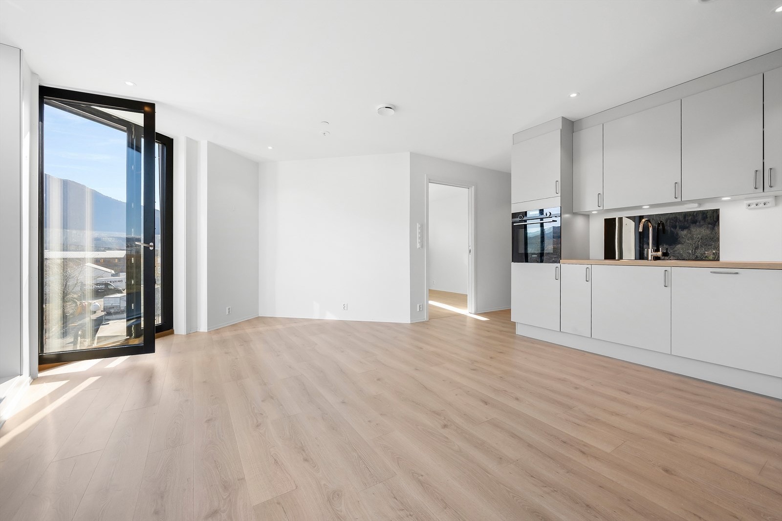 Leiligheten har vannbåren gulvvarme i entré, stue/kjøkken og bad/vaskerom. Galleribilde