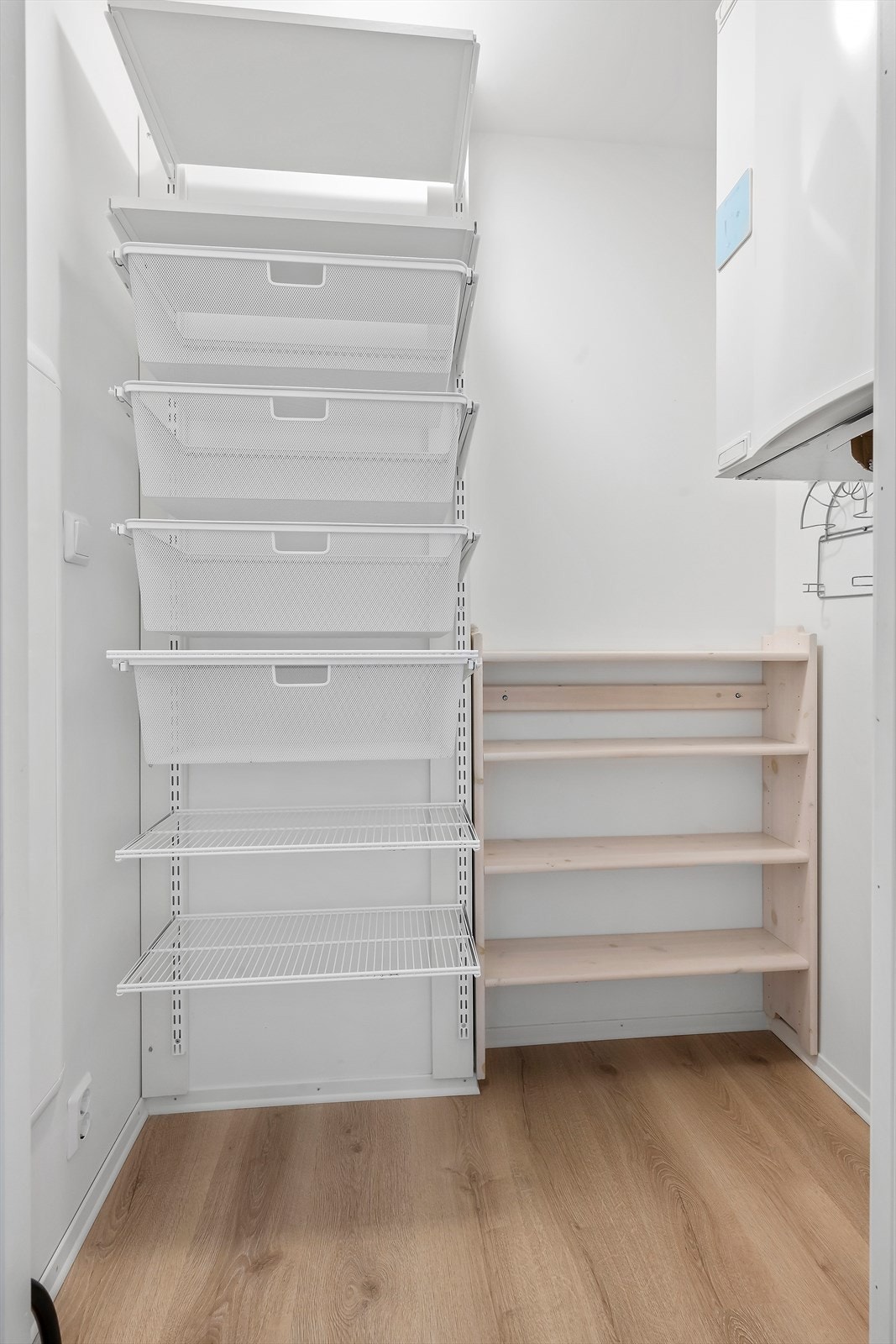 Praktisk innredet bod med hyller og kurver i stål. Galleribilde