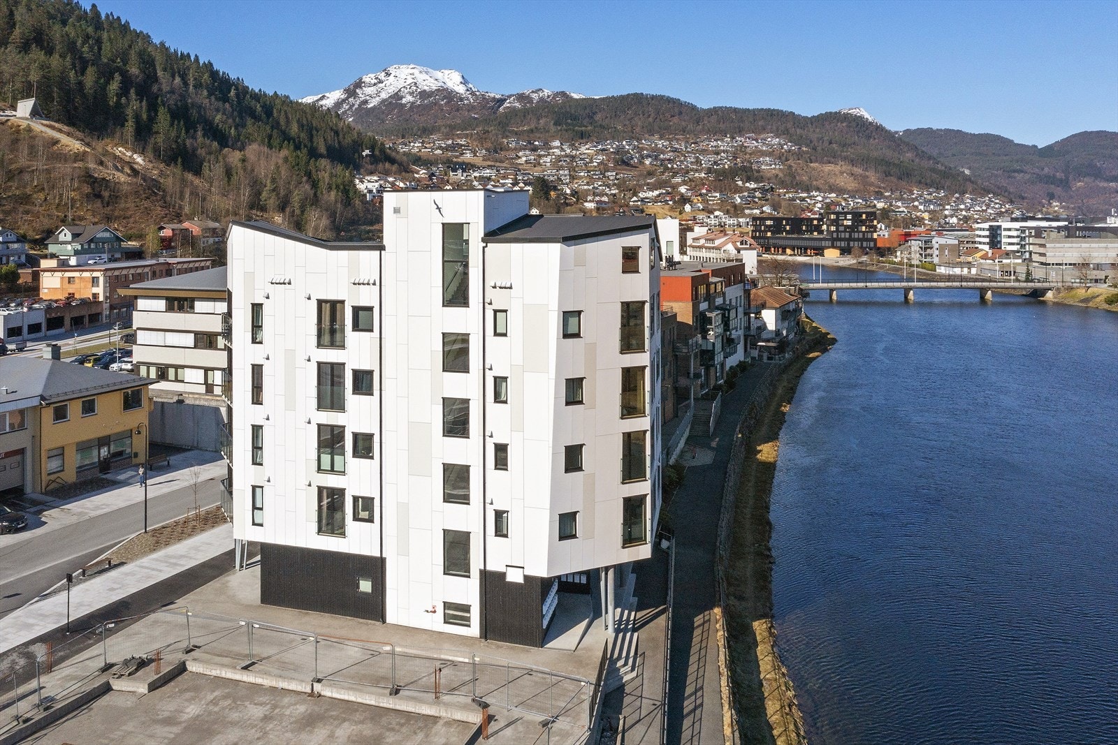Området består primært av tilsvarende leilighetsbygg, samt næringsbygg. Galleribilde