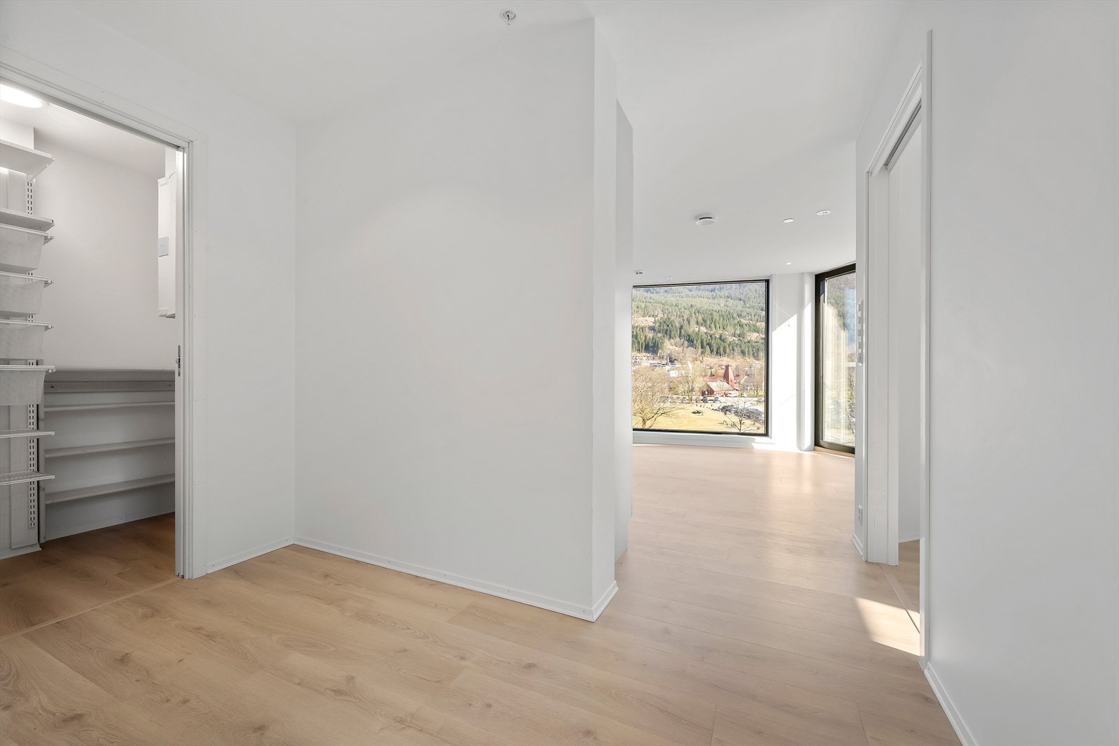 Innvendige overflater består av laminat på gulv og malte gipsplater på vegger og himling. Galleribilde