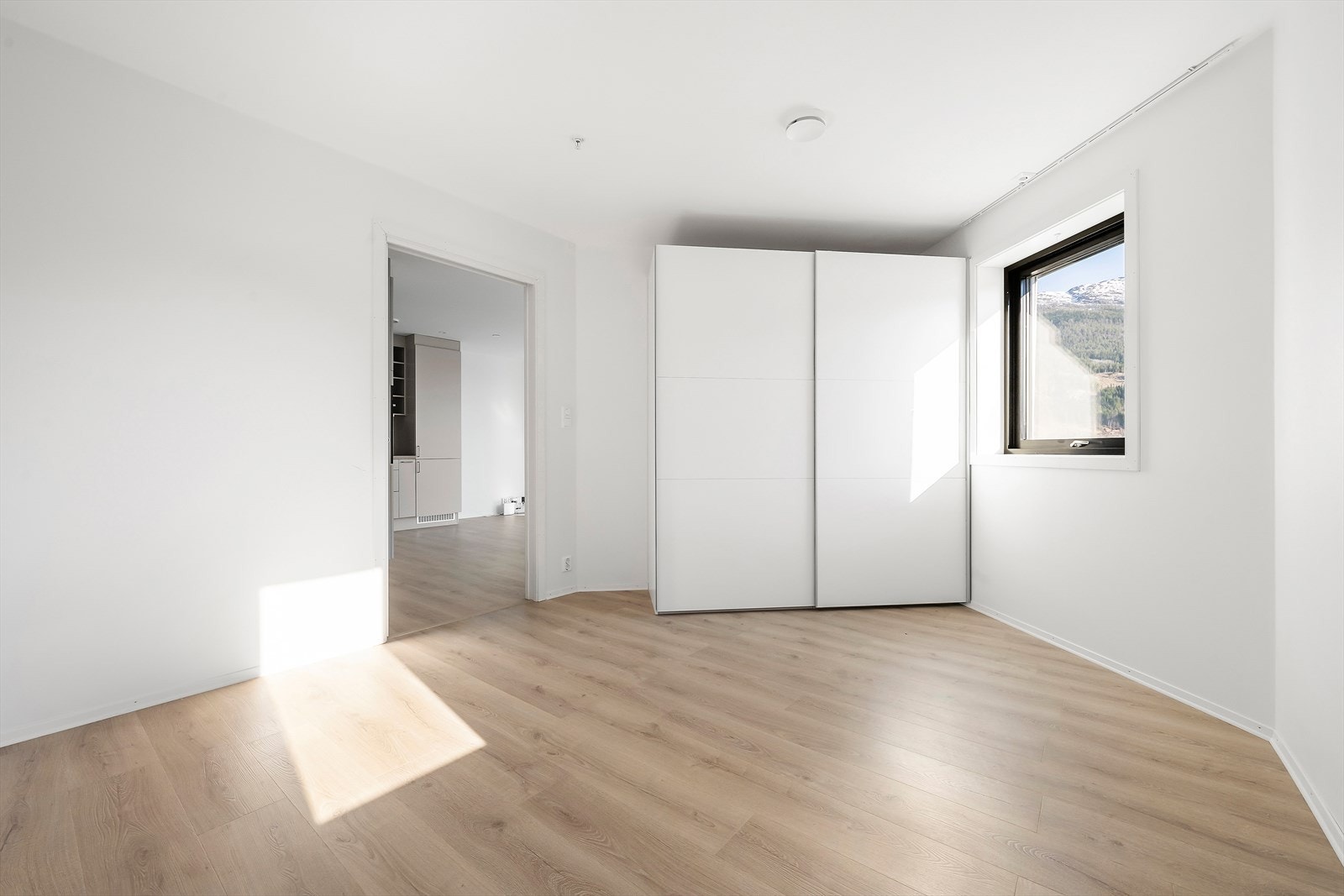 Det er et soverom i leiligheten, soverommet har tilkomst fra stuen. Galleribilde
