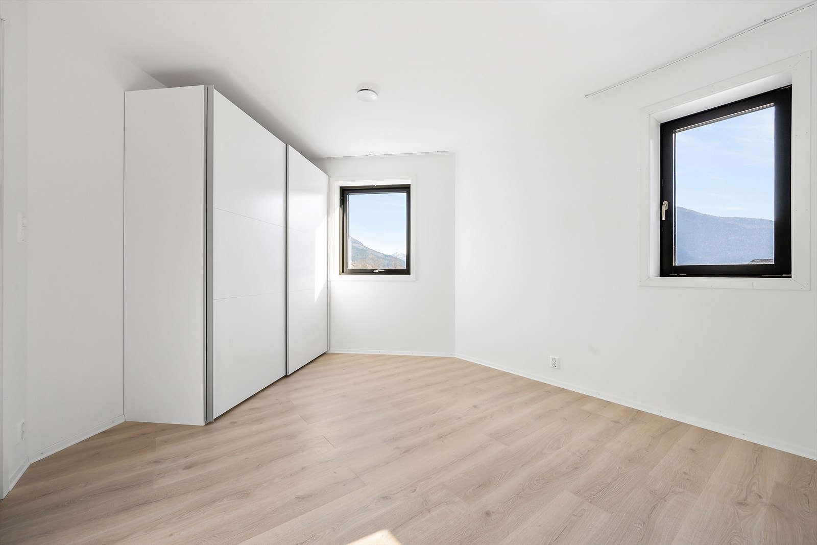 Praktisk skyvedørsgarderobe gir godt med oppbevaring. Galleribilde