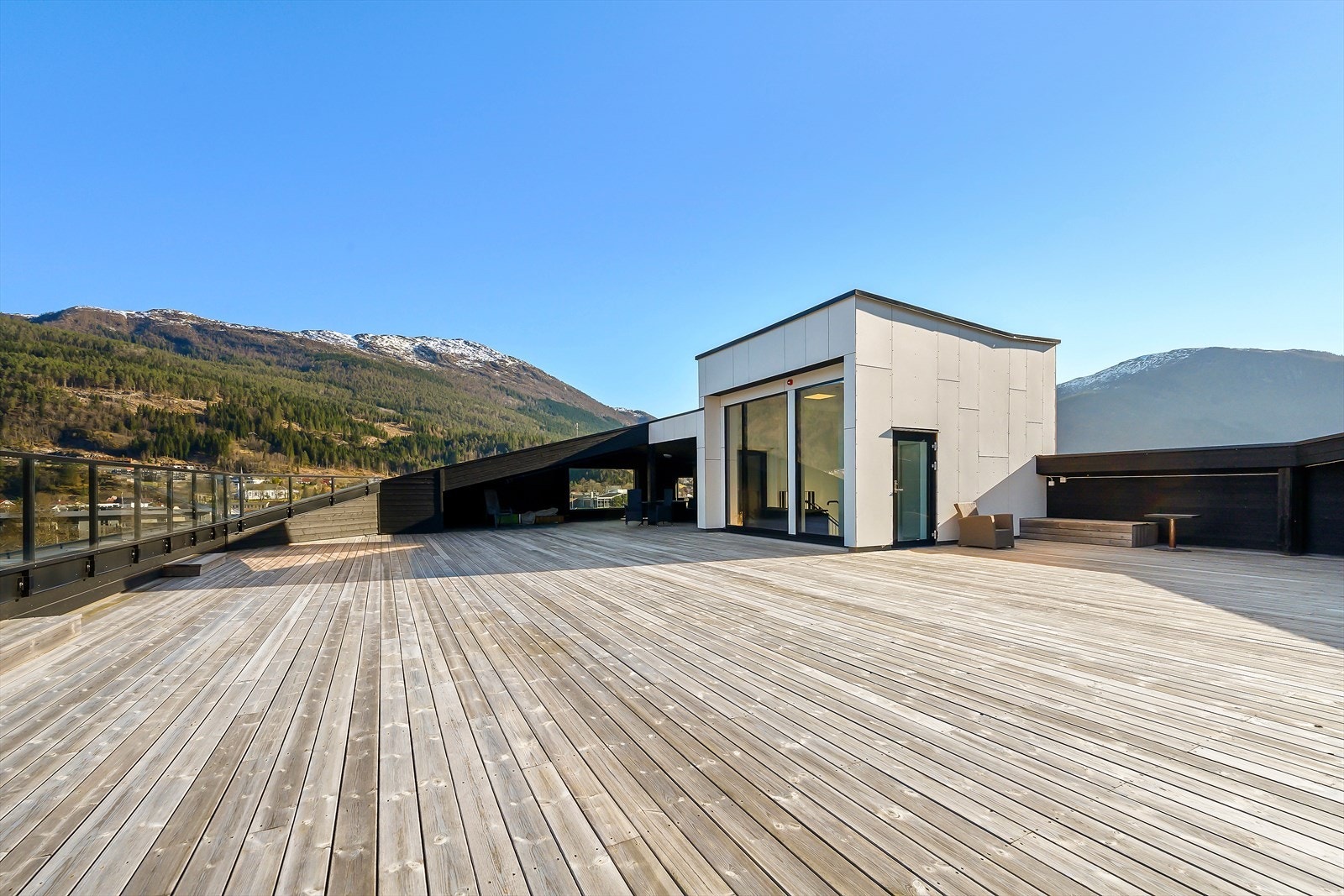 Deler av takterrassen har overbygg og vindu med utsikt mot Jølstra. Takterrassen og leiligheten har enkel tilkomst med heis og trapper. Galleribilde