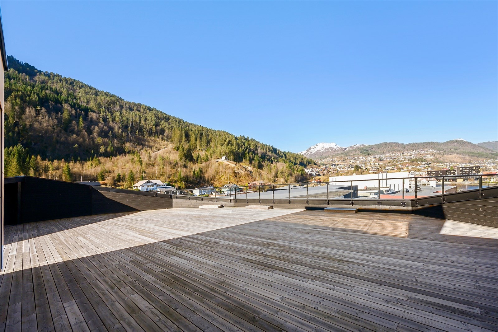 Sameiet disponerer felles takterrasse. Iflg. seksjonering har seksjonen eksklusiv bruksrett til deler av takterrassen som tilleggsareal til sin seksjon. Galleribilde