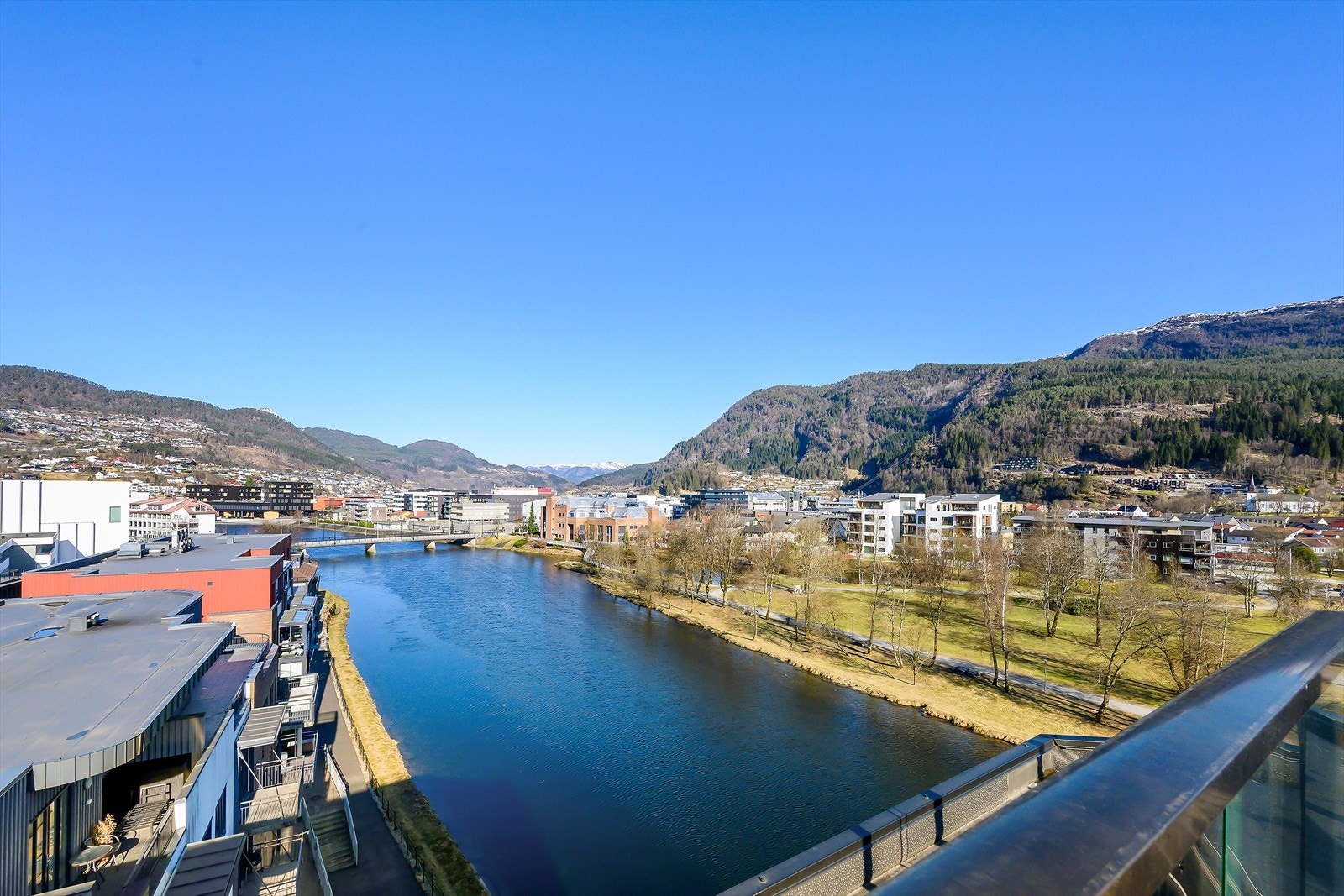 Takterrassen ligger langs Jølstra har har fantastisk utsikt til elva og sentrum. Her er det svært gode solforhold om sommeren med tidlig morgensol og sol frem til 22:30 om kvelden. Galleribilde