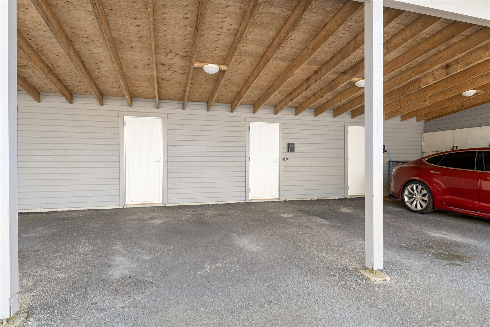 Til leiligheten hører en fast parkeringsplass i carportanlegg, samt en egen utvendig bod. Galleribilde