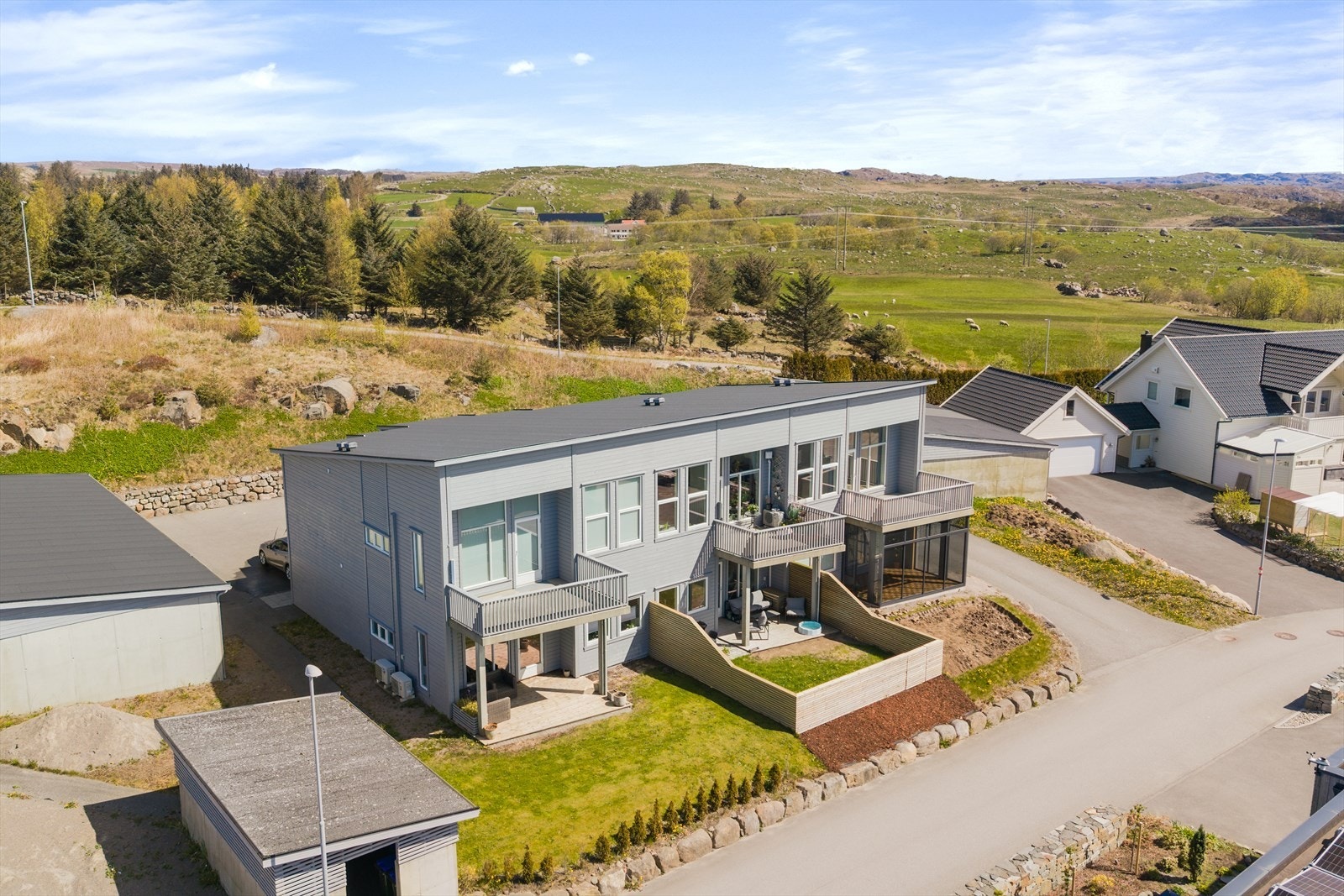 Boligfeltet består av moderne bebyggelse i et rolig område. Galleribilde