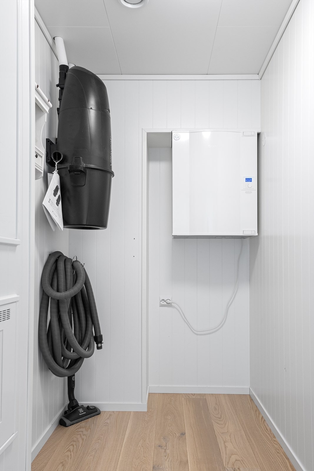 Eget teknisk rom med aggregat for balansert ventilasjon og sentralstøvsuger. Galleribilde