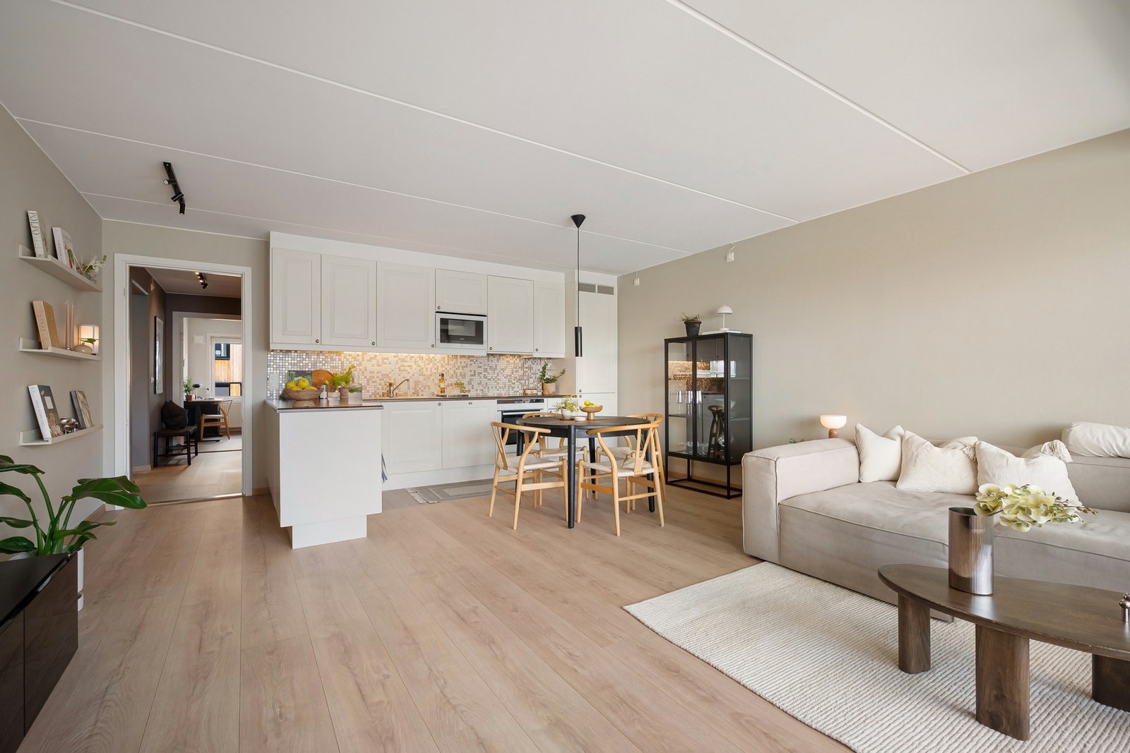 Boligen har et moderne og slitesterkt laminatgulv og glattmalte, lyse vegger. Galleribilde
