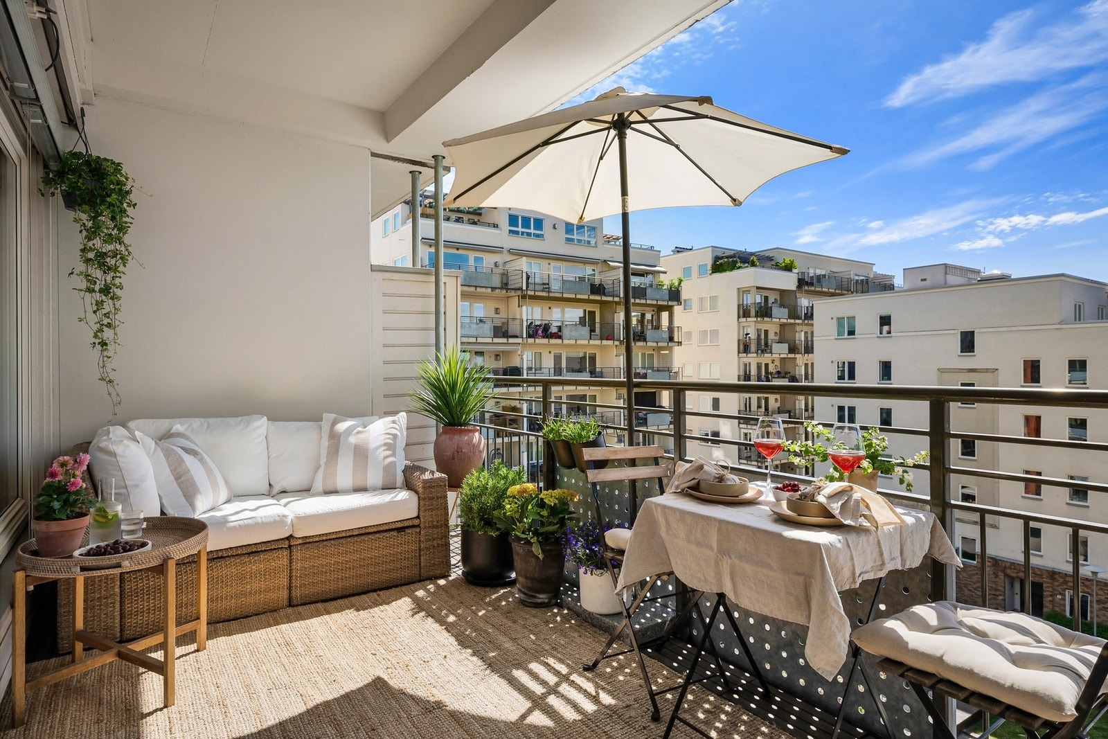 En romslig sydvestvendt balkong på ca. 11m² hvor solen kan nytes i mange timer. Galleribilde