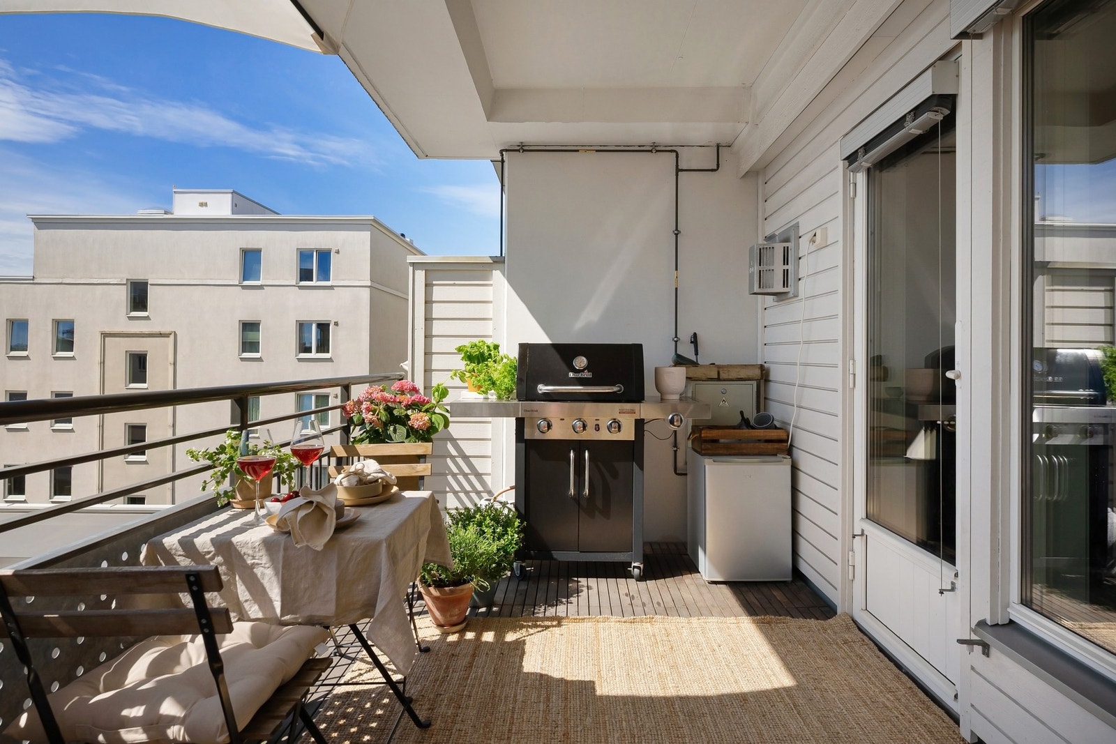 En romslig sydvestvendt balkong på ca. 11m² hvor solen kan nytes både sommer og vinter. Galleribilde
