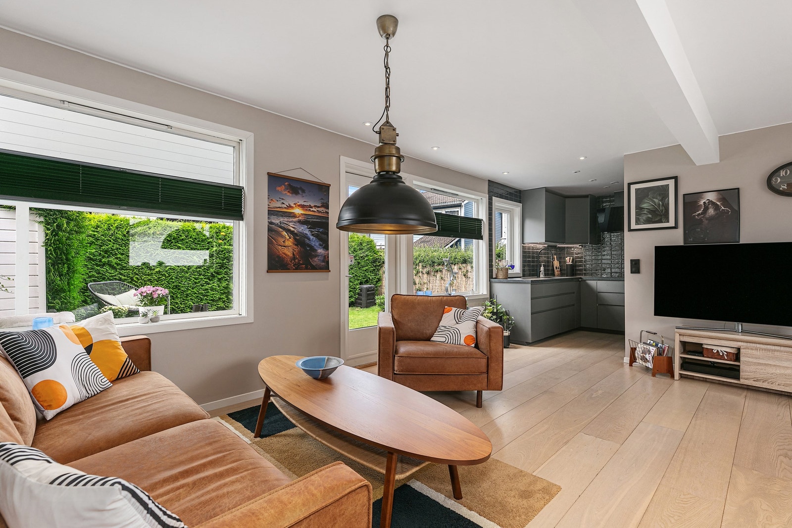 Fra stuen er det utgang til skjermet markterrasse og hage Galleribilde