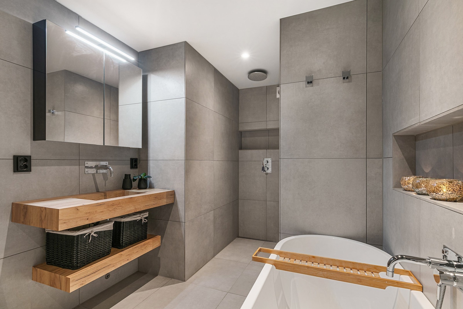 Det flislagte badet ligger i 2.etasje og har varme i gulvet Galleribilde