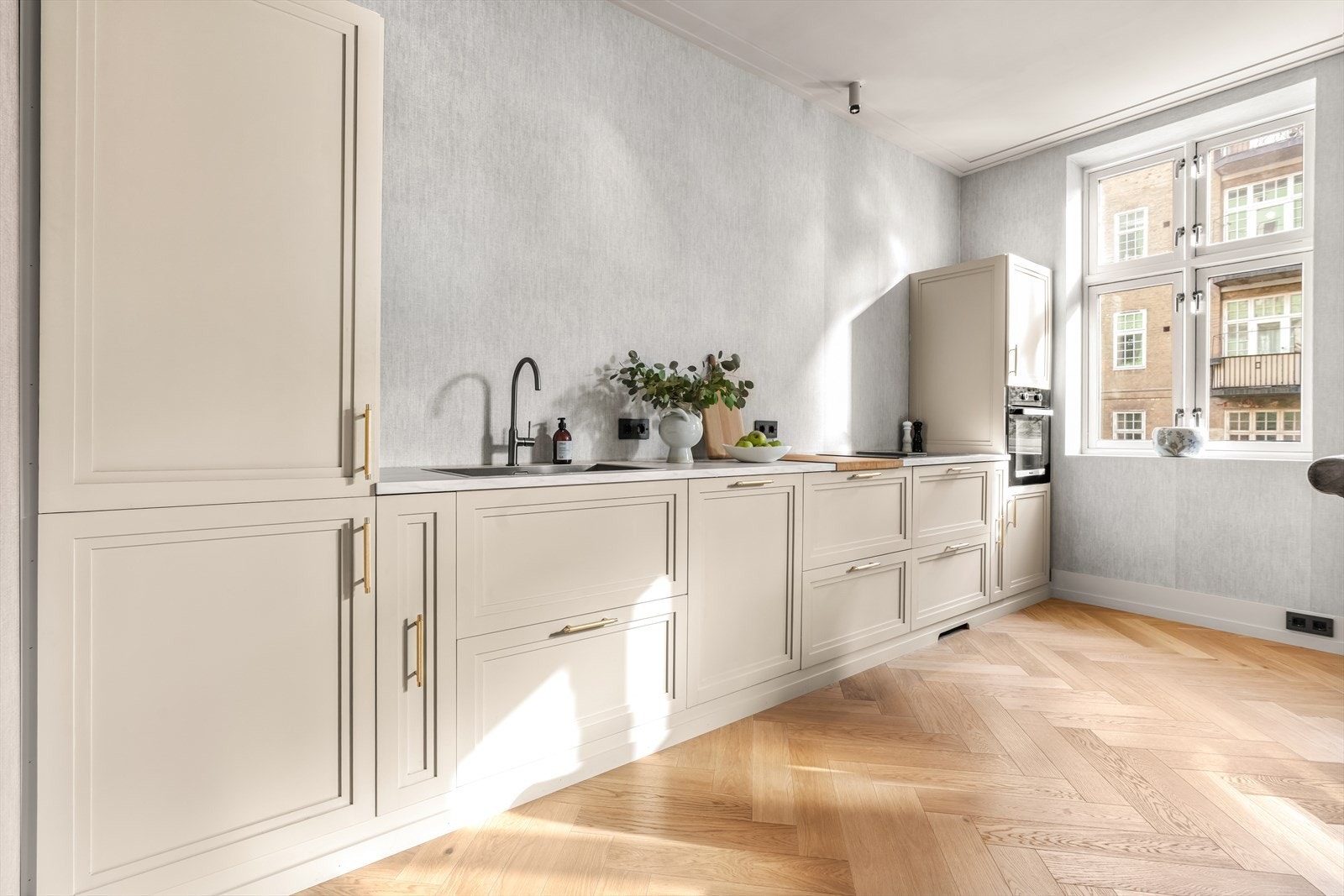 Innredningen har profilerte fronter som gir et klassisk uttrykk, kombinert med slitesterk laminat benkeplate og nedfelt vaskekum. Galleribilde