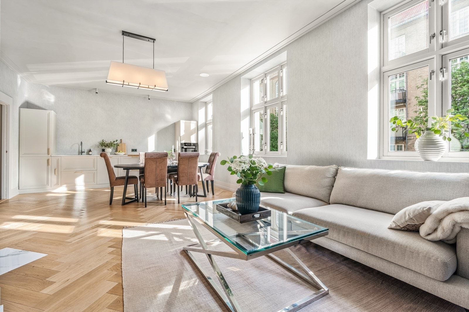 I stuen er det etablert innfelte downlights som gir behagelig og jevn belysning, samt integrerte høyttalere som bidrar til en diskret og helhetlig løsning. Galleribilde