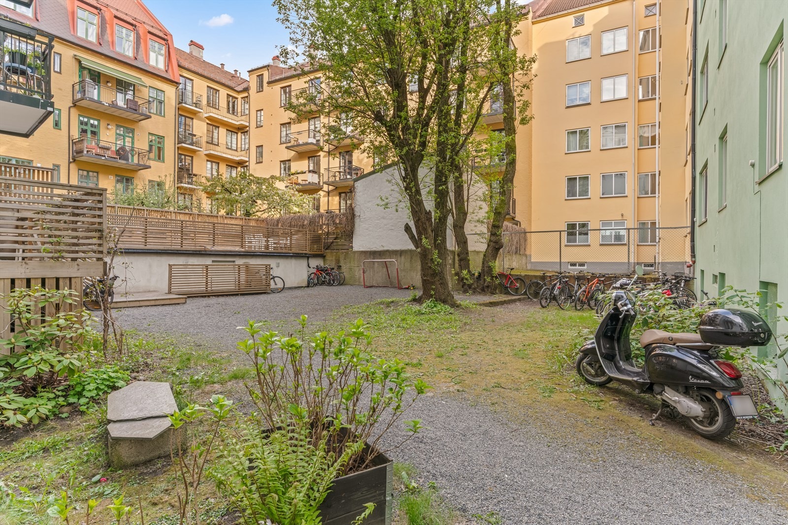 Bakhagen til sameiet har parkeringmulighet for sykkel etc. Galleribilde