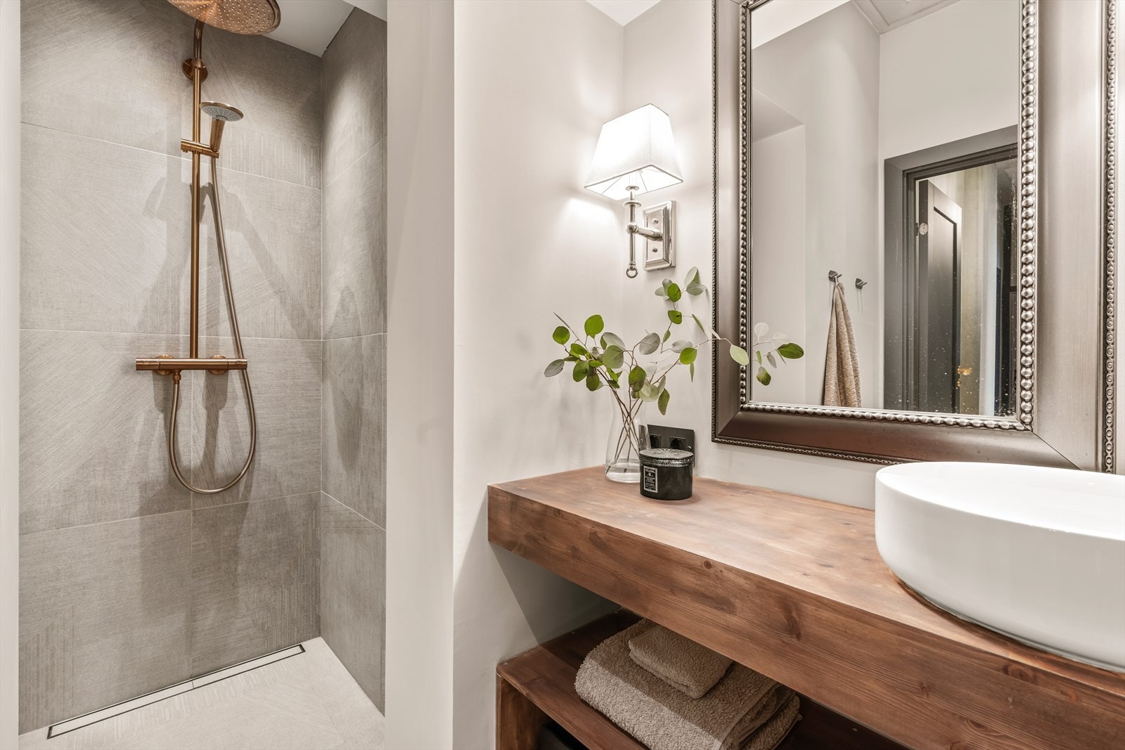 På badet er det innfelte downlights og integrerte høyttalere i himlingen. Galleribilde