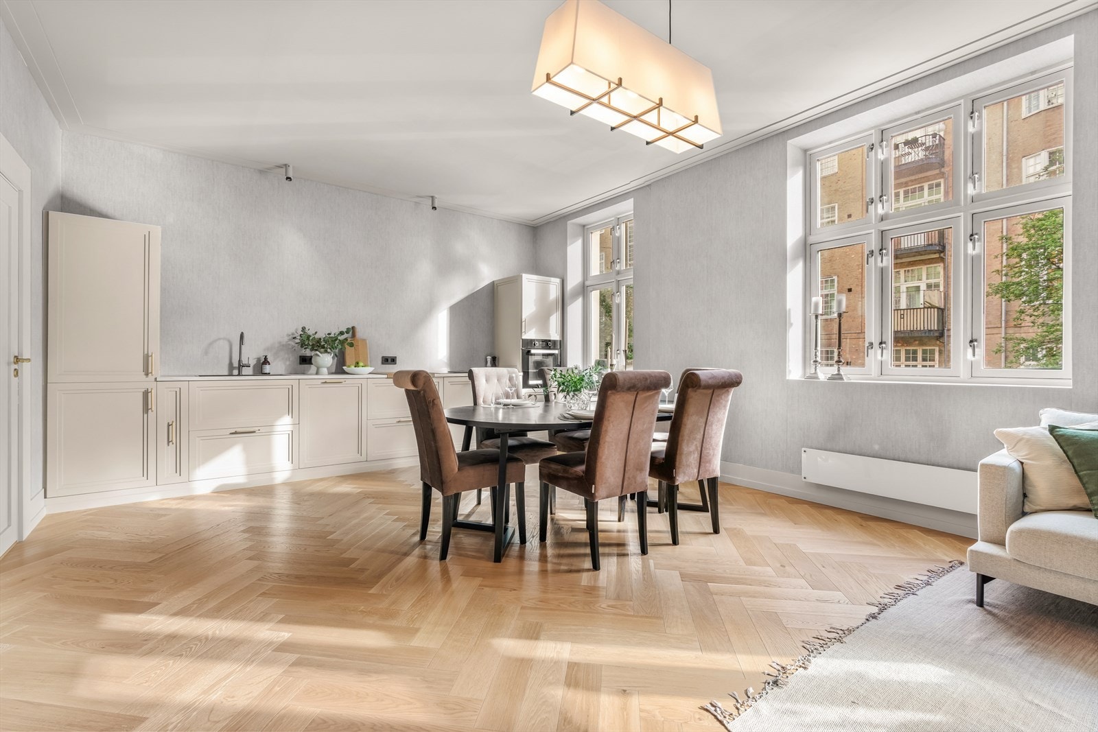 I tilknytning til kjøkkenet er det god plass til et romslig spisebord, noe som legger til rette for hyggelige sammenkomster og gode måltider med familie og gjester. Galleribilde
