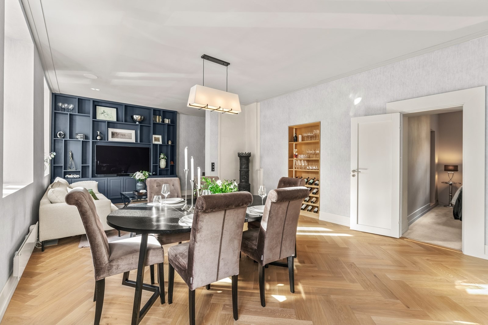 Stuen fremstår som lys og luftig med store vindusflater som gir rikelig innslipp av naturlig lys og en generøs takhøyde på hele 2,94 meter. Galleribilde