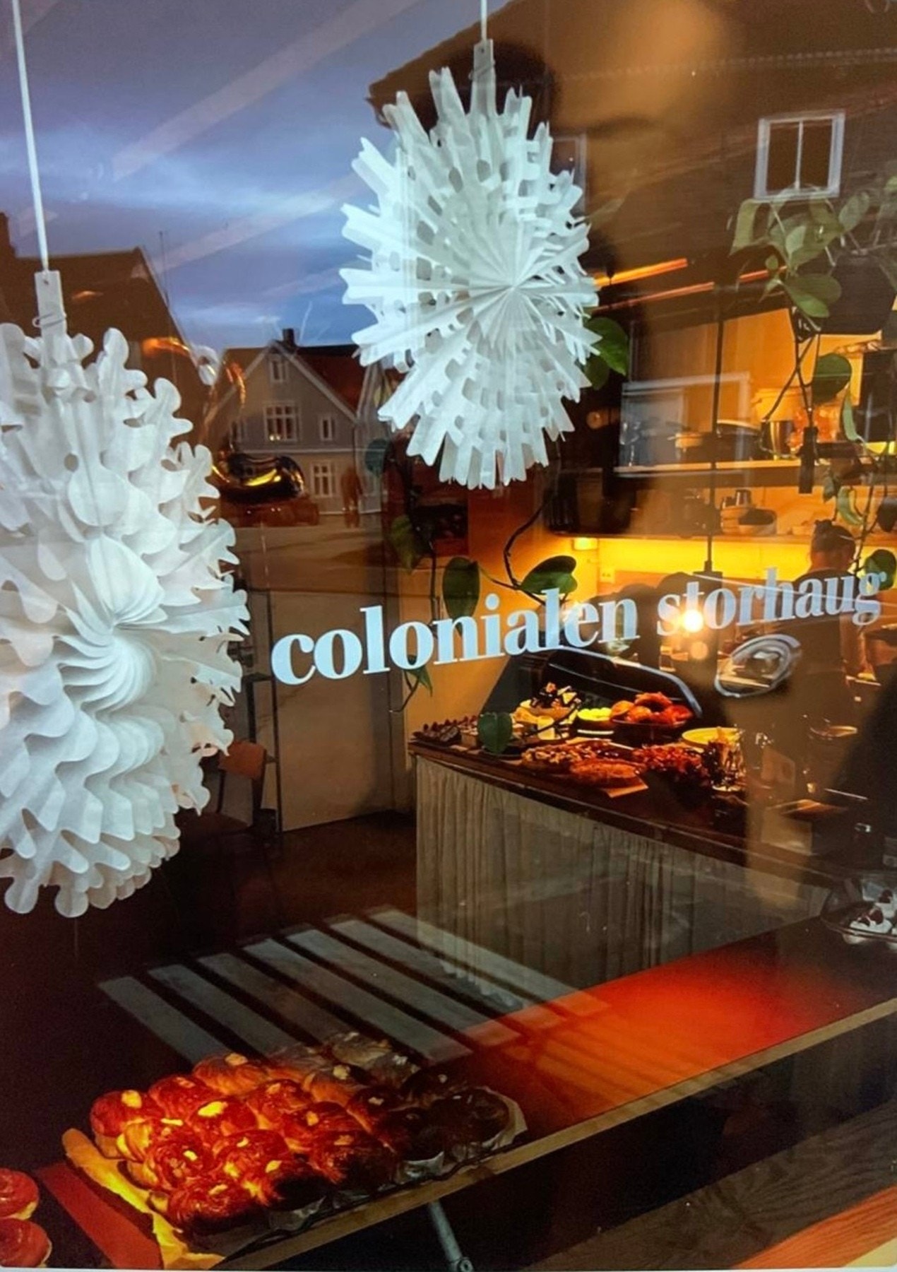 I Hjelmelandsgata 1 ligger hyggelige Colonialen, en populær café og møteplass for både lunsj, kaffe og sosiale sammenkomster. Galleribilde