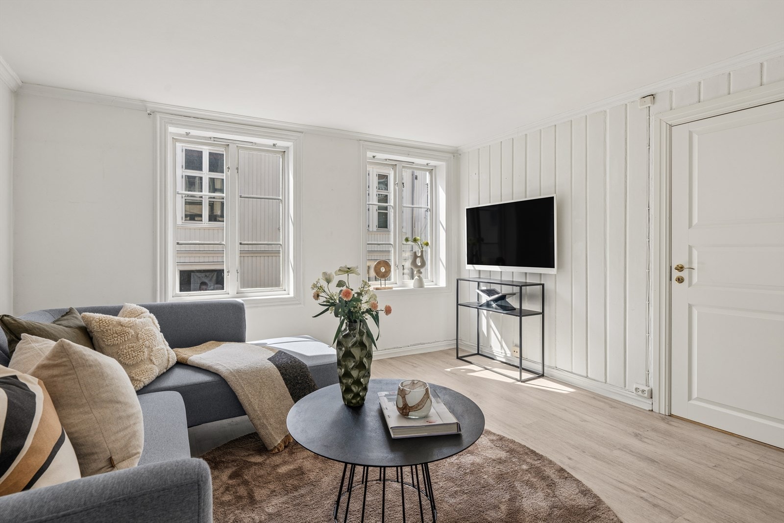 Leiligheten har en sjarmerende karakter med en takhøyde som varierer fra ca. 2,02 til 2,30 meter. Galleribilde