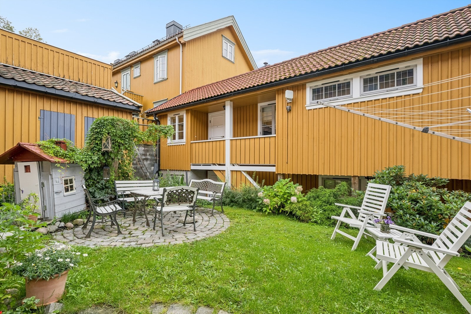 Sameiet har en felles, frodig og skjermet bakgårdshage. Galleribilde