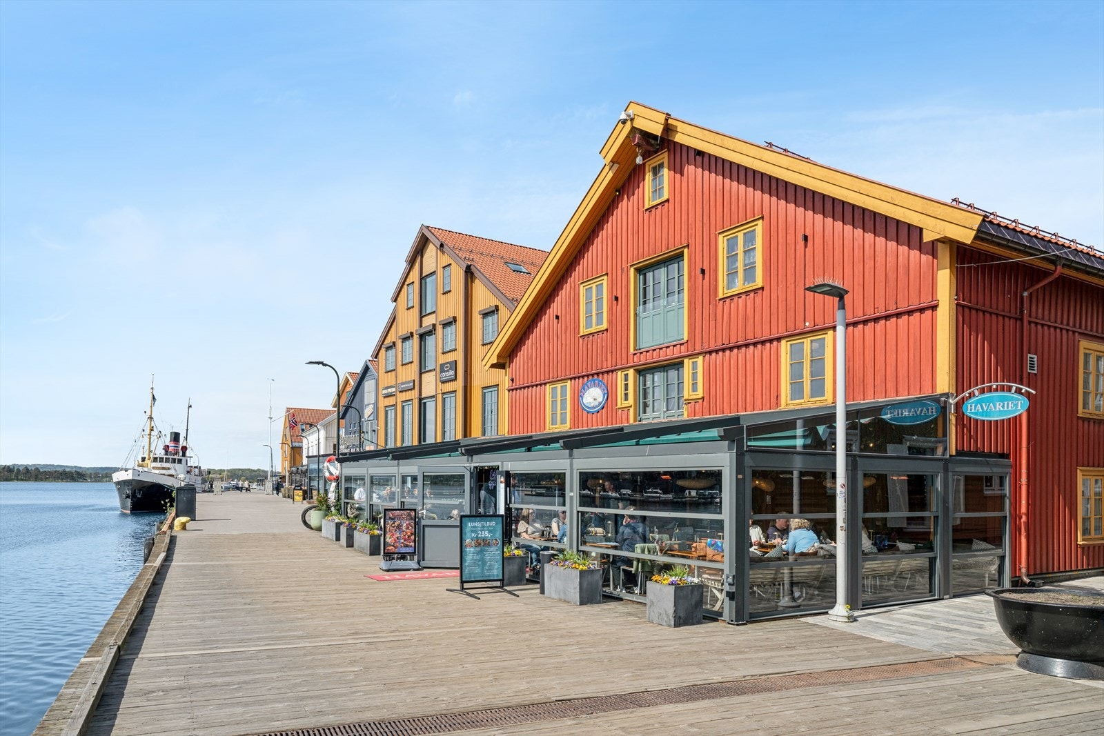 Nyt bylivet langs bryggekanten. Galleribilde