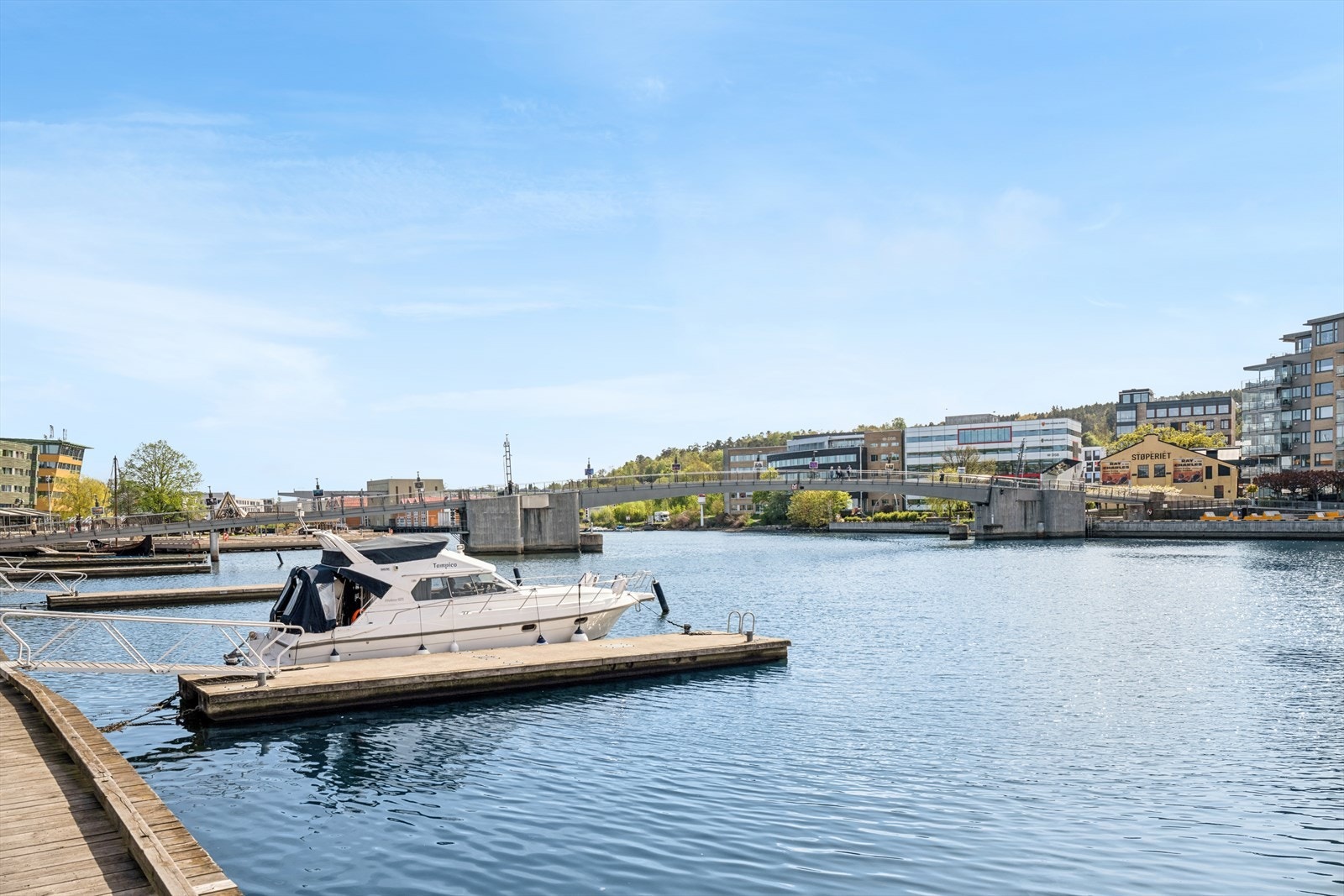 Kort vei til gangbroen som fører over til Kaldnes og Teieskogen, med flotte turmuligheter. Galleribilde