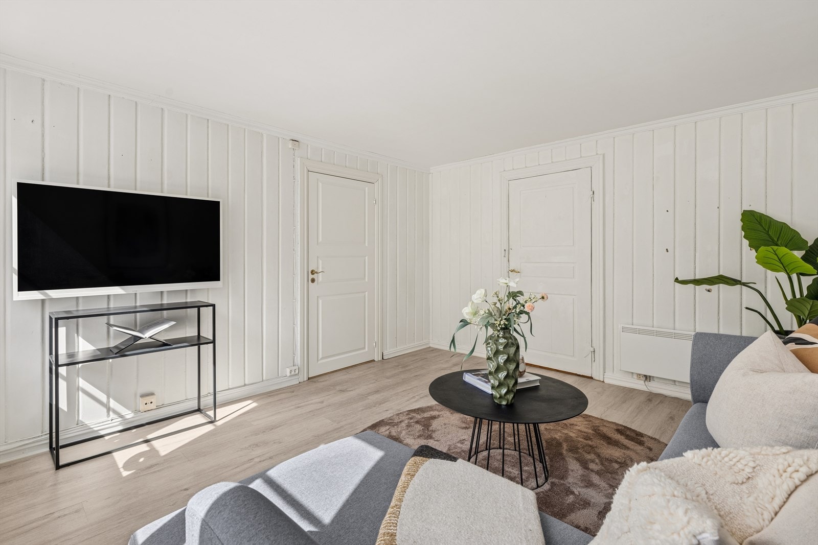 Innvendig er det en blanding av eldre og nyere dører som bidrar til leilighetens sjarm. Galleribilde
