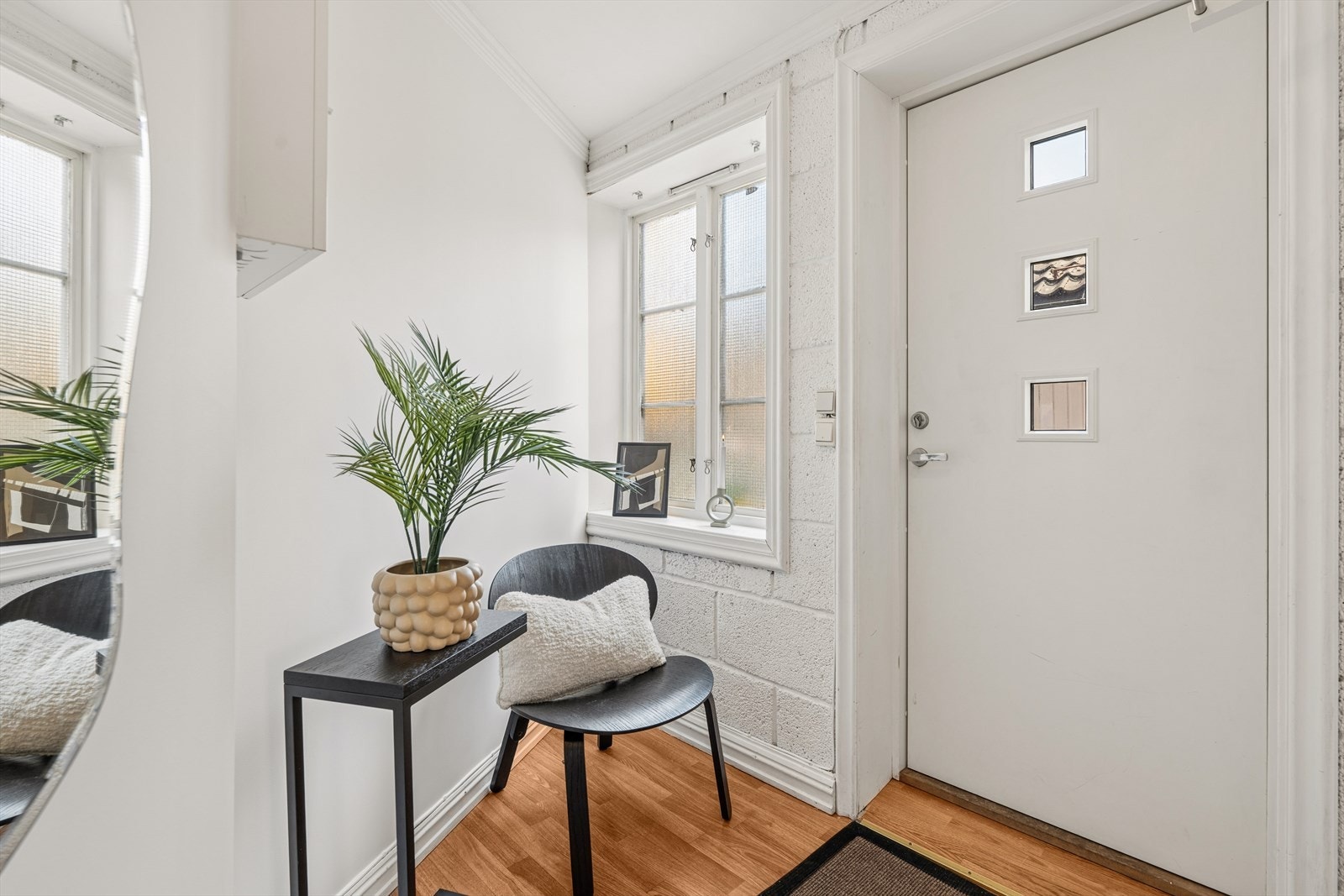 Romslig gang med muligheter for garderobeskap. Galleribilde