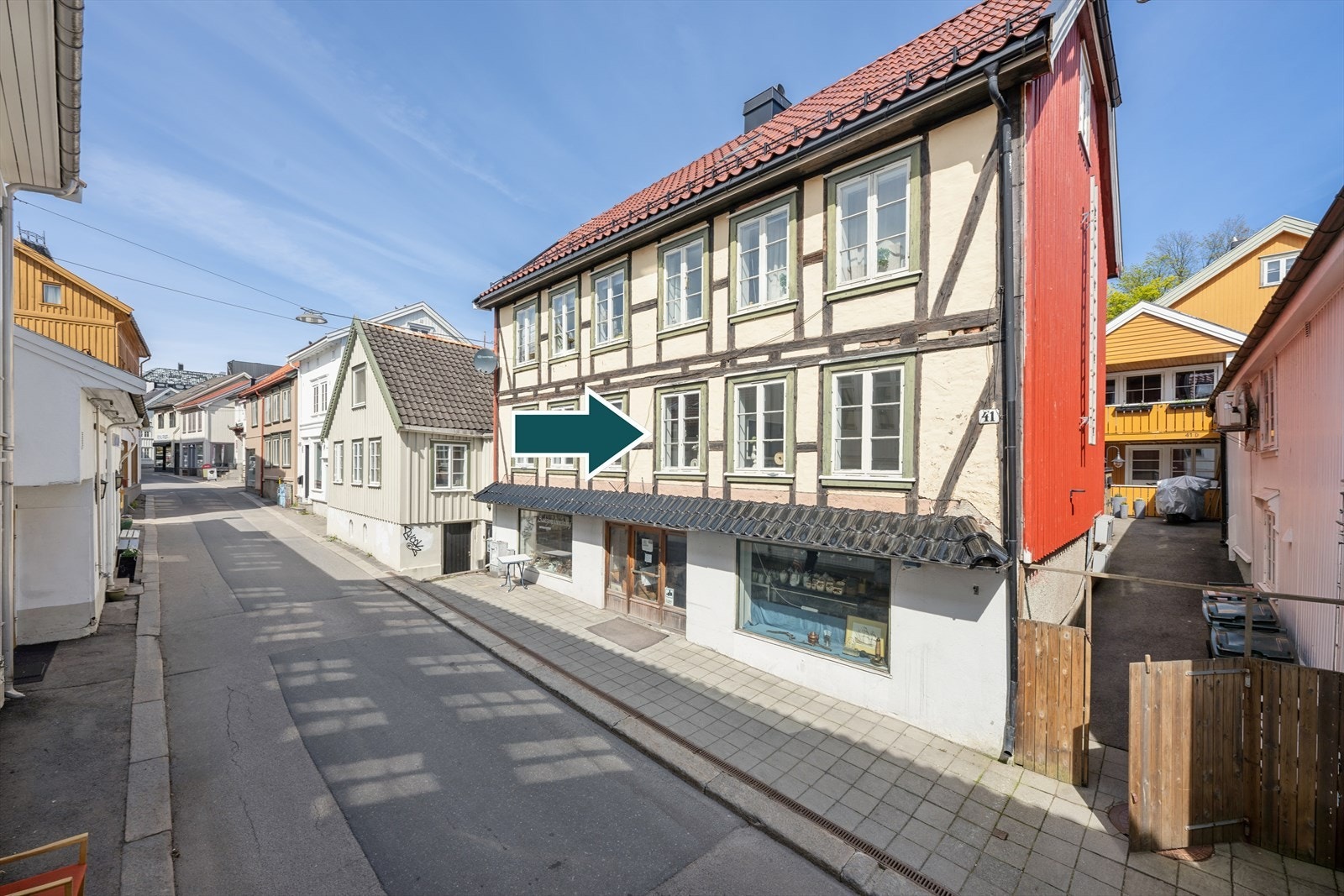 Beliggenheten er ypperlig for pendlere, med kort vei til buss og tog. Galleribilde