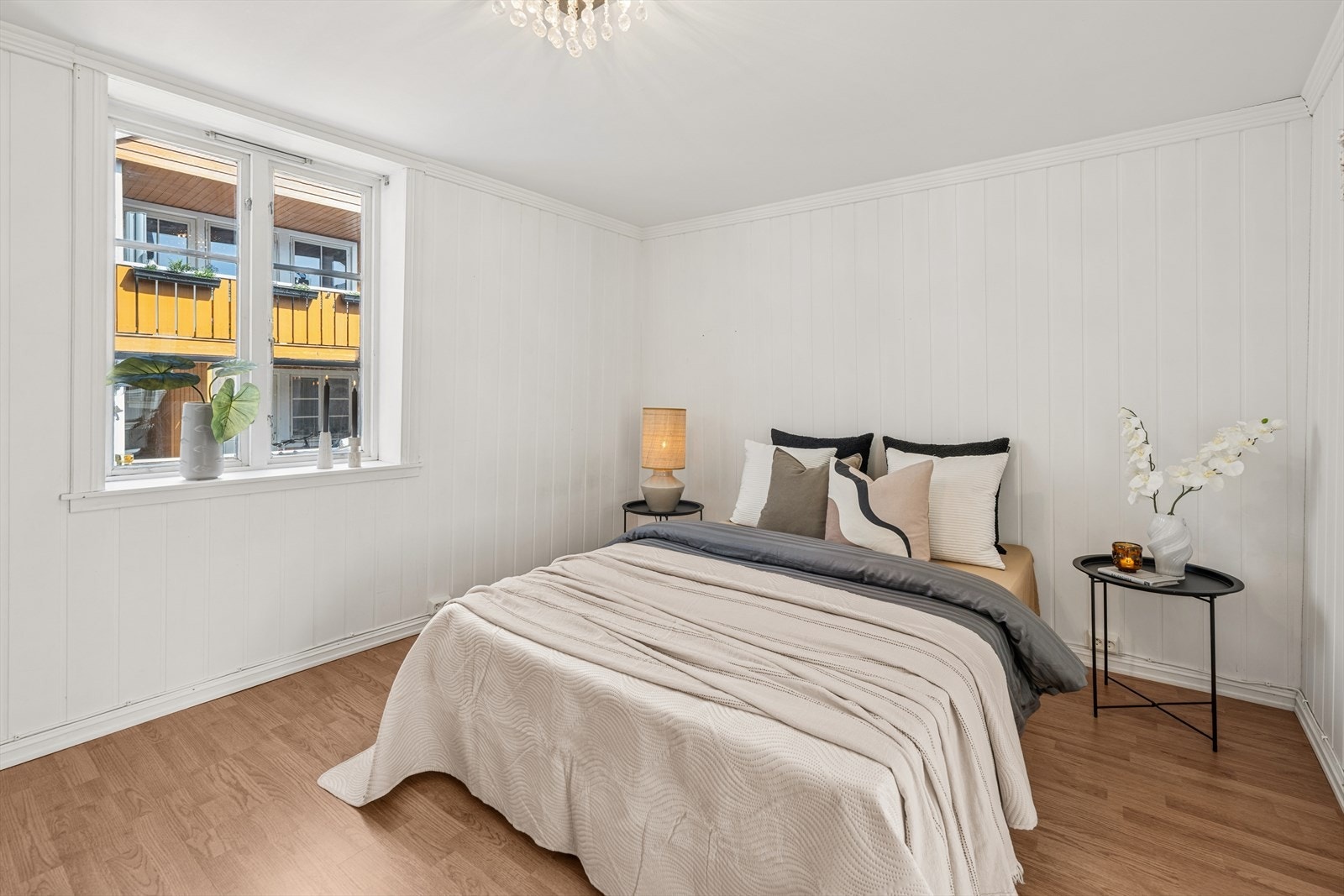 Rommet har vegger kledd med trepanel og laminat på gulvet. Galleribilde