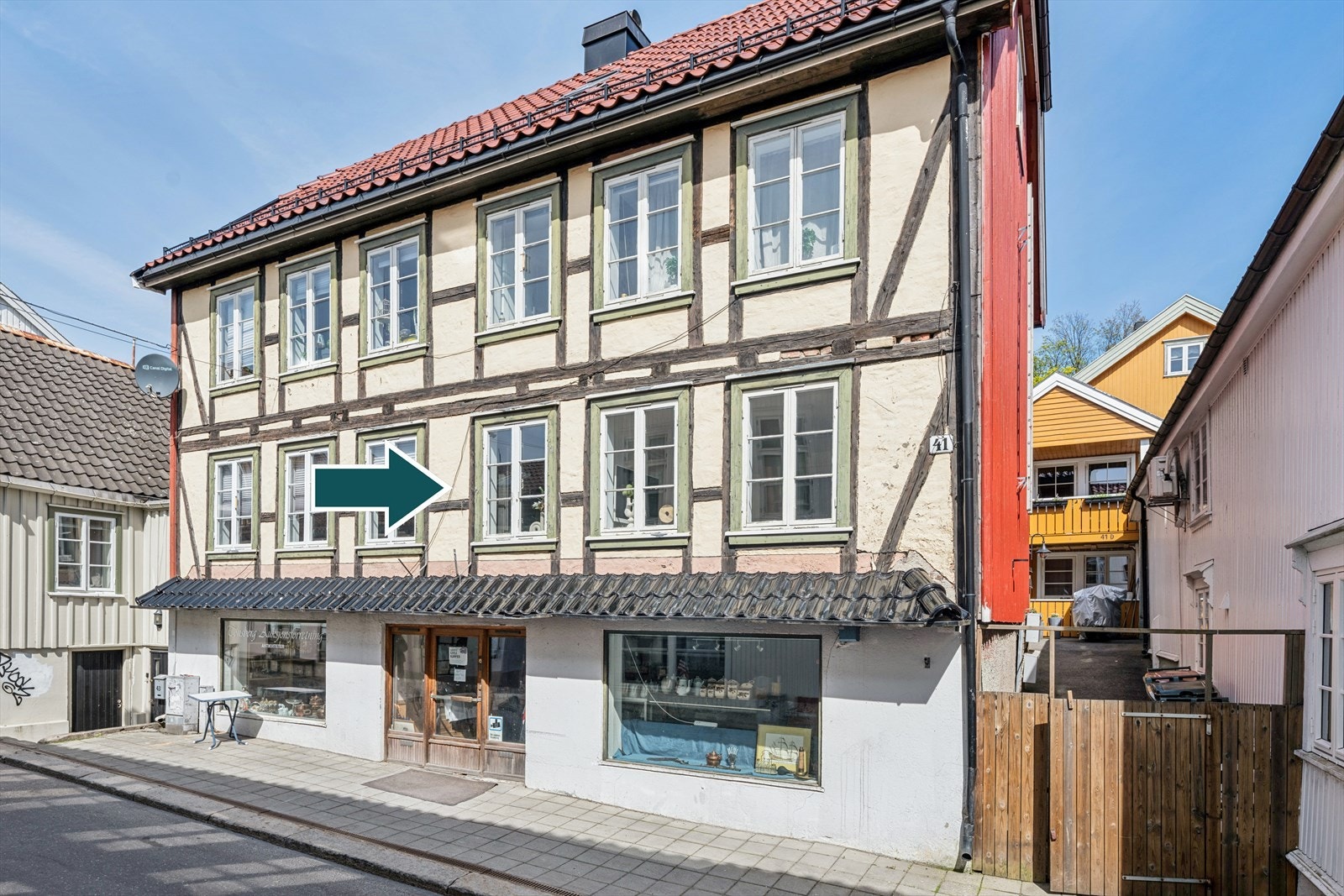 Bygget har en karakteristisk fasade med yttervegger i tømmer og mur. Galleribilde