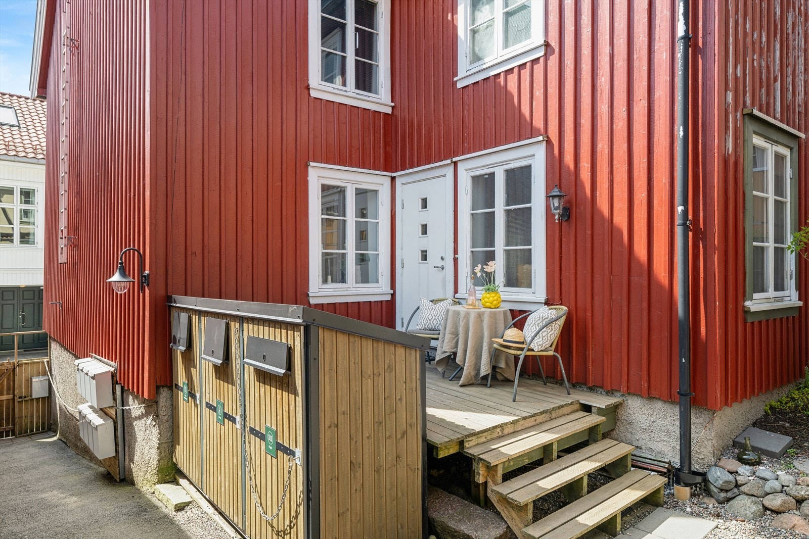 Uteplassen er en eldre platting med trapp, skjermet i bakgården. Galleribilde