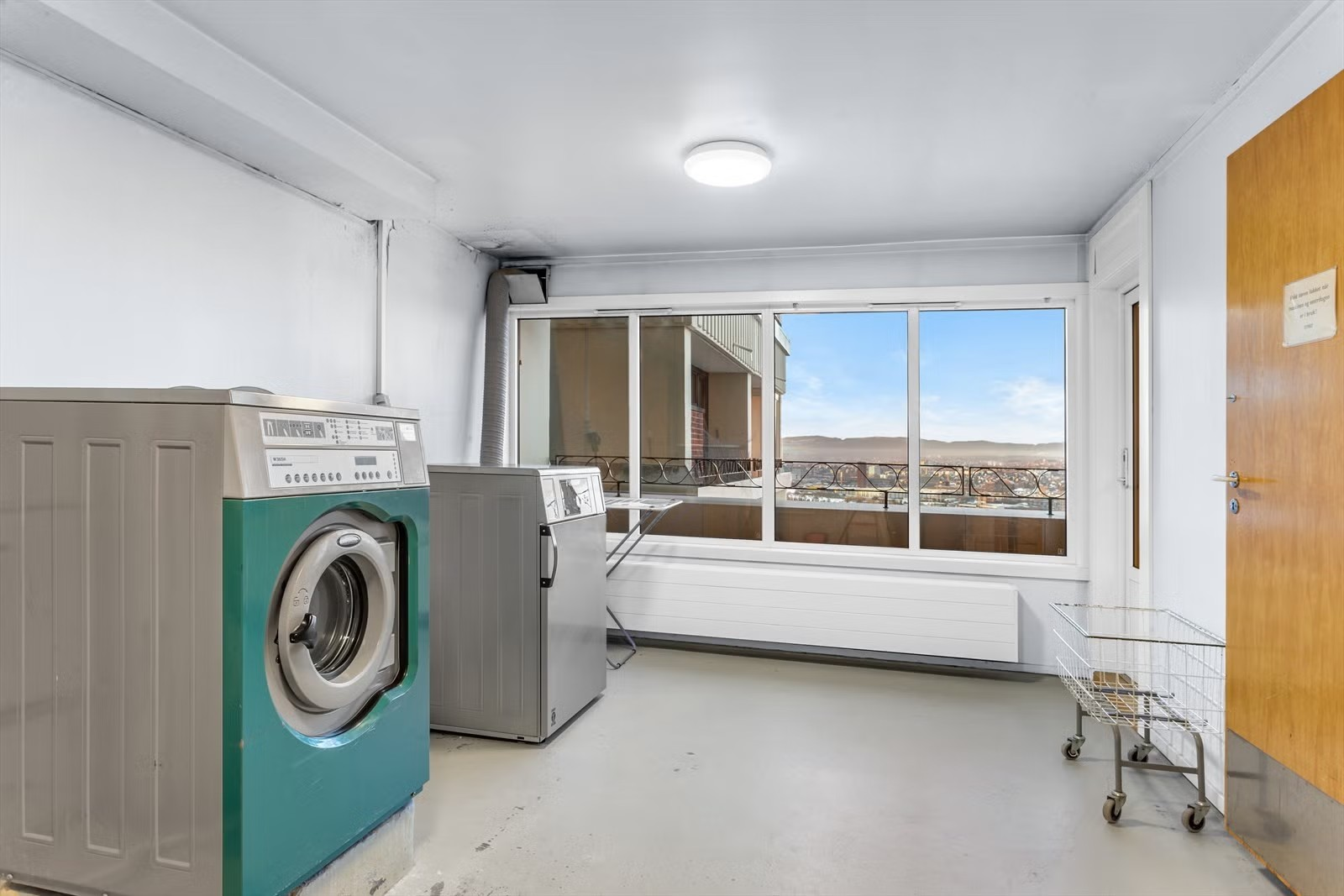 Fellesvaskeri i samme etasje. (er et fellesvaskeri per etasje) Galleribilde