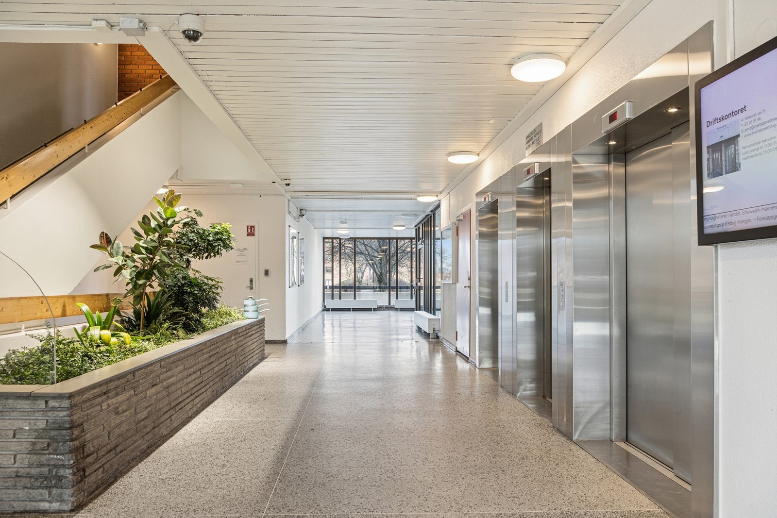 Bygget har heis, fellesvaskerier, sykkelbod, kjølerom og en felles takterrasse til disposisjon for beboerne. Galleribilde