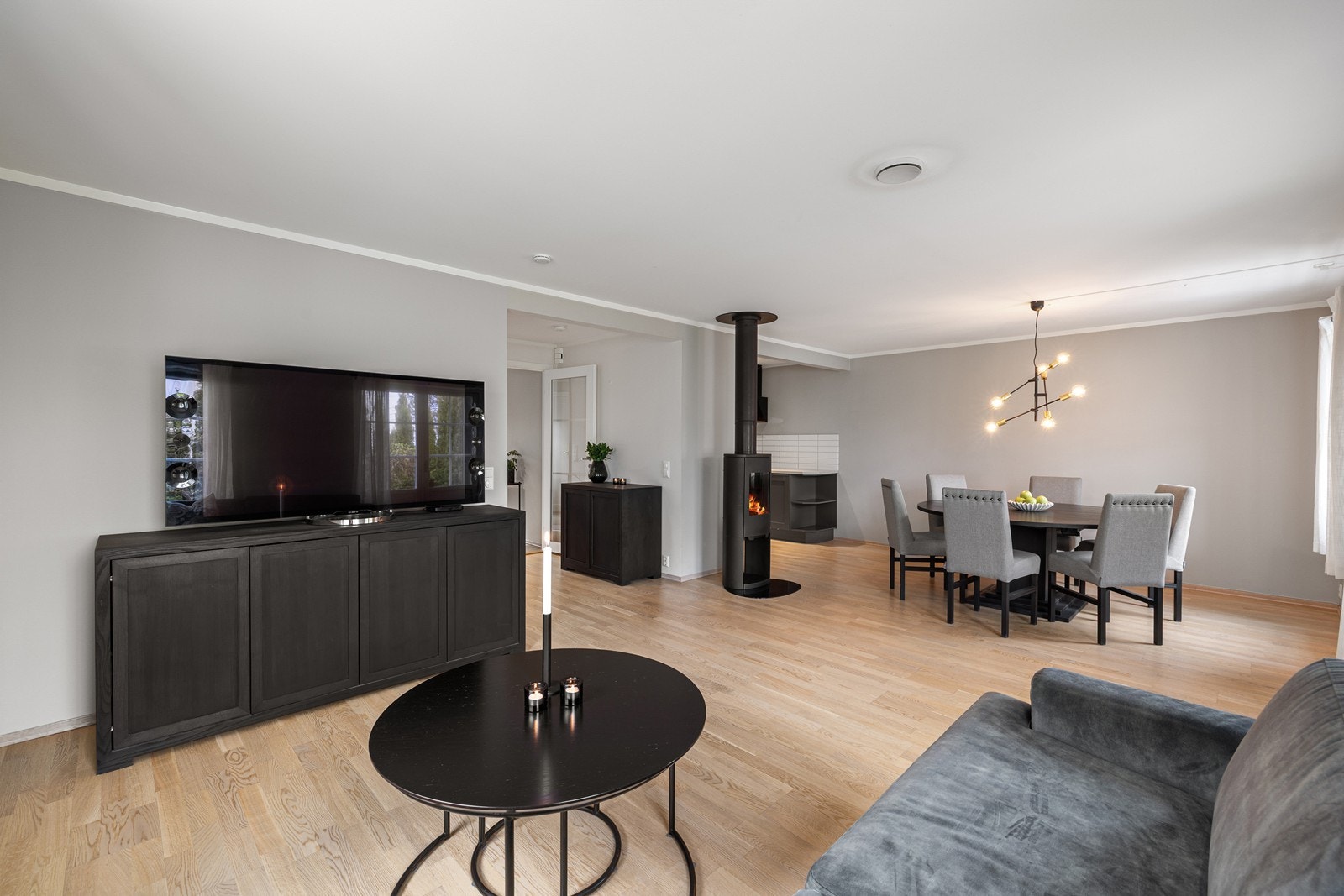 Det er god plass til sofaseksjon, tv-møbel og spisegruppe. Galleribilde