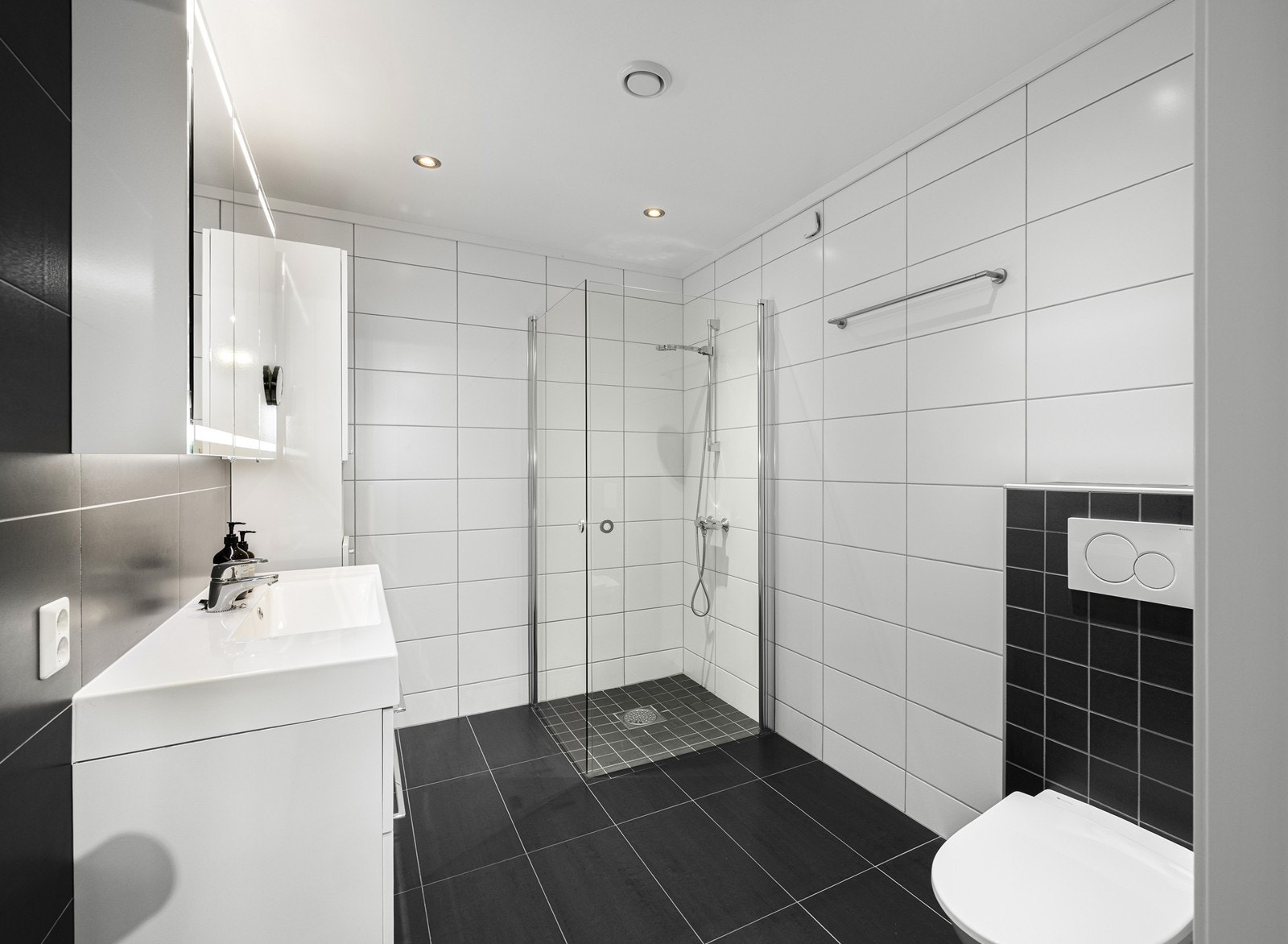 I tillegg er det tilkoblet et vannklosett. Badet har balansert ventilasjon. Galleribilde