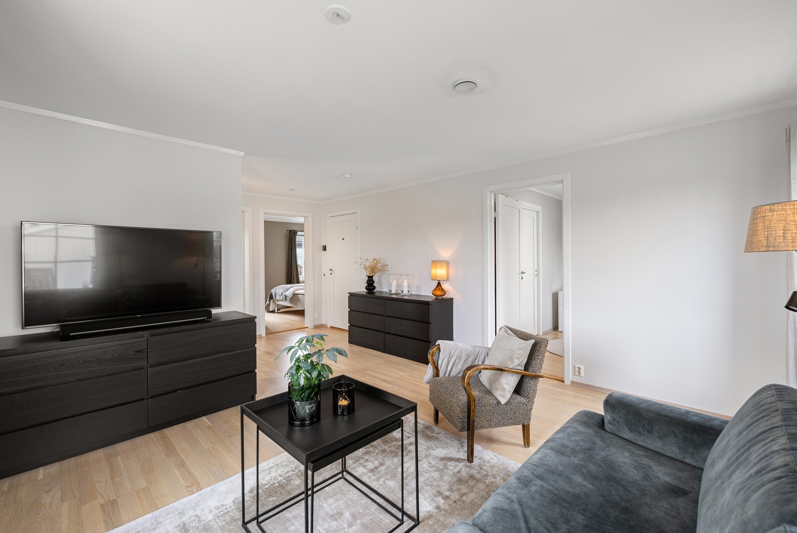 Her er det god plass til tv-møbel, sofaseksjon og øvrig innredning. Galleribilde
