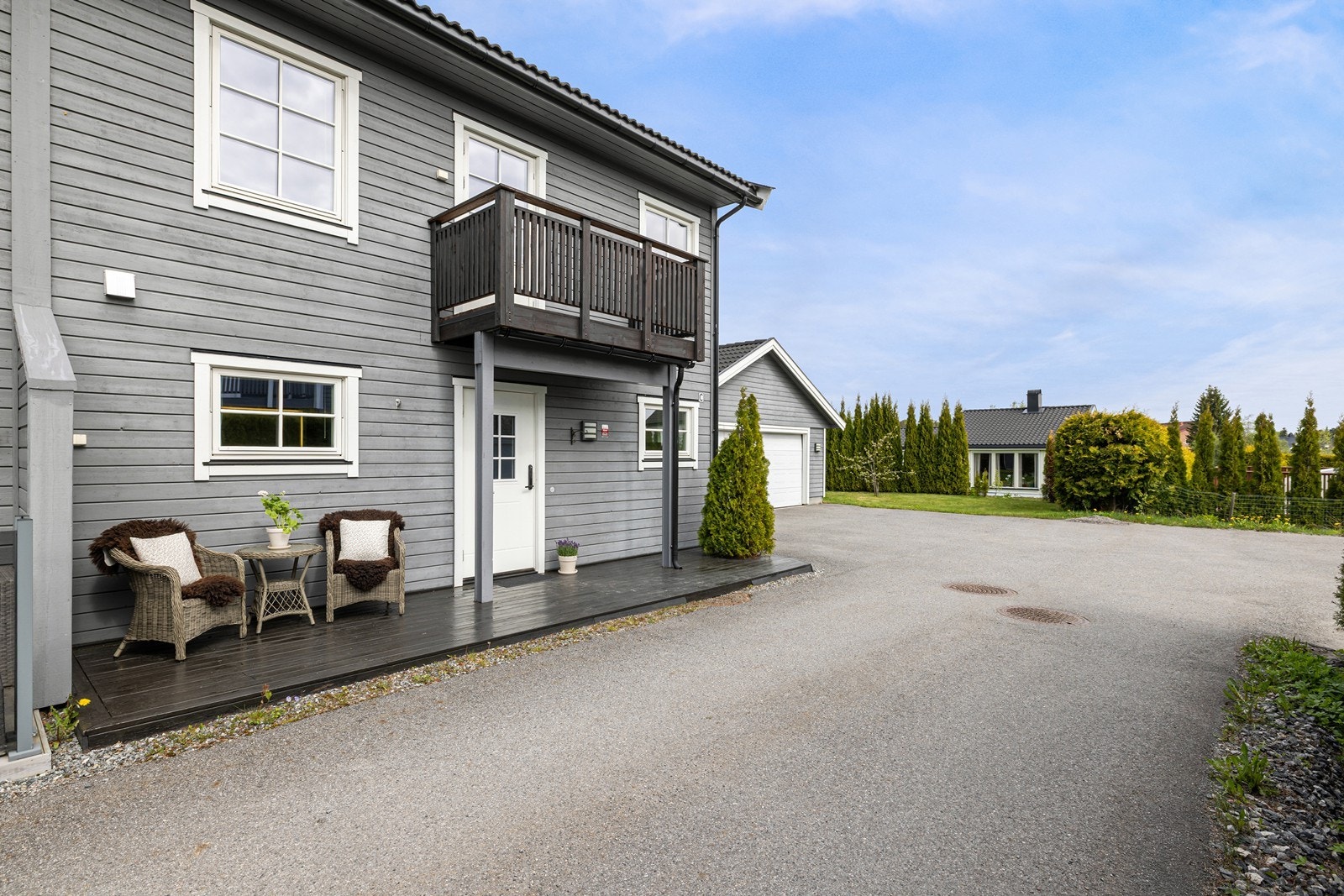 Asfaltert gårdsplass og inngangsparti, med dobbelgarasje på BRA-e 43 m². Elbillader montert. Galleribilde